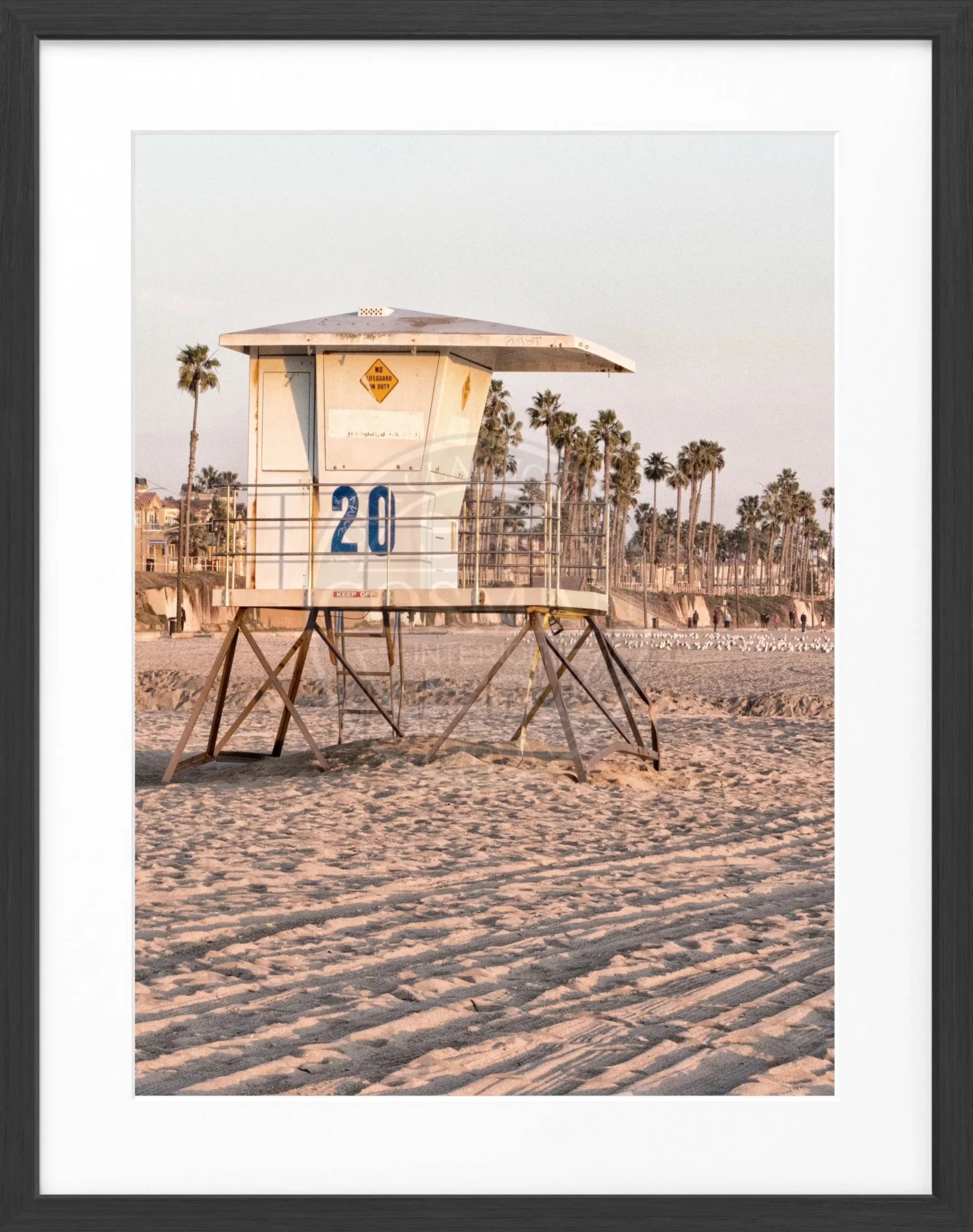 Schwarz-weiß Poster mit Rahmen, Kalifornien Huntington Beach Lifeguard, 25x31 cm, von Cosman-Photocollection.
