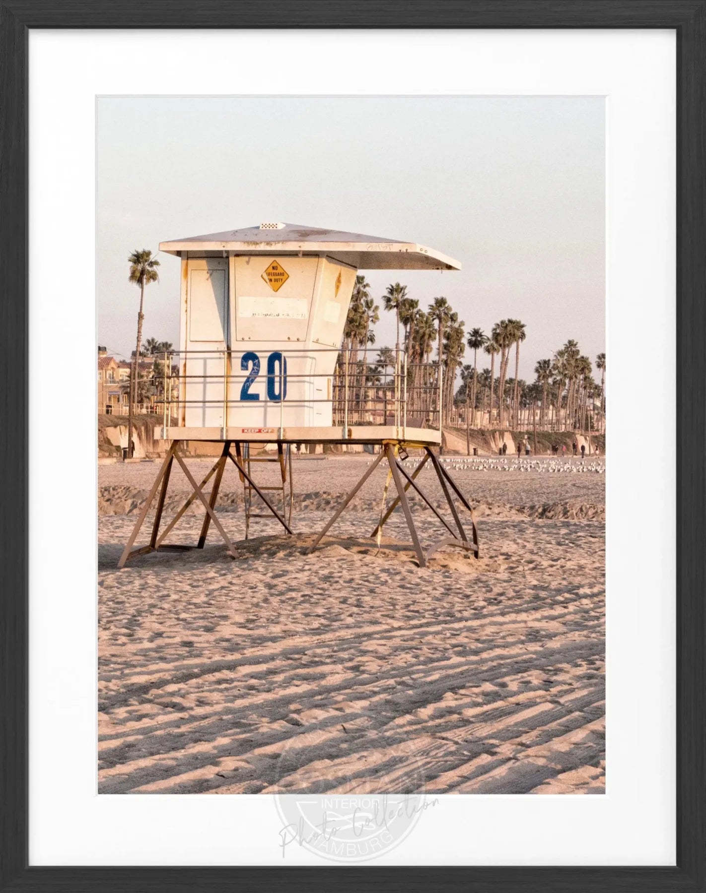 Schwarz-weiß Poster mit Rahmen, Kalifornien Huntington Beach Lifeguard, 25x31 cm, von Cosman-Photocollection.