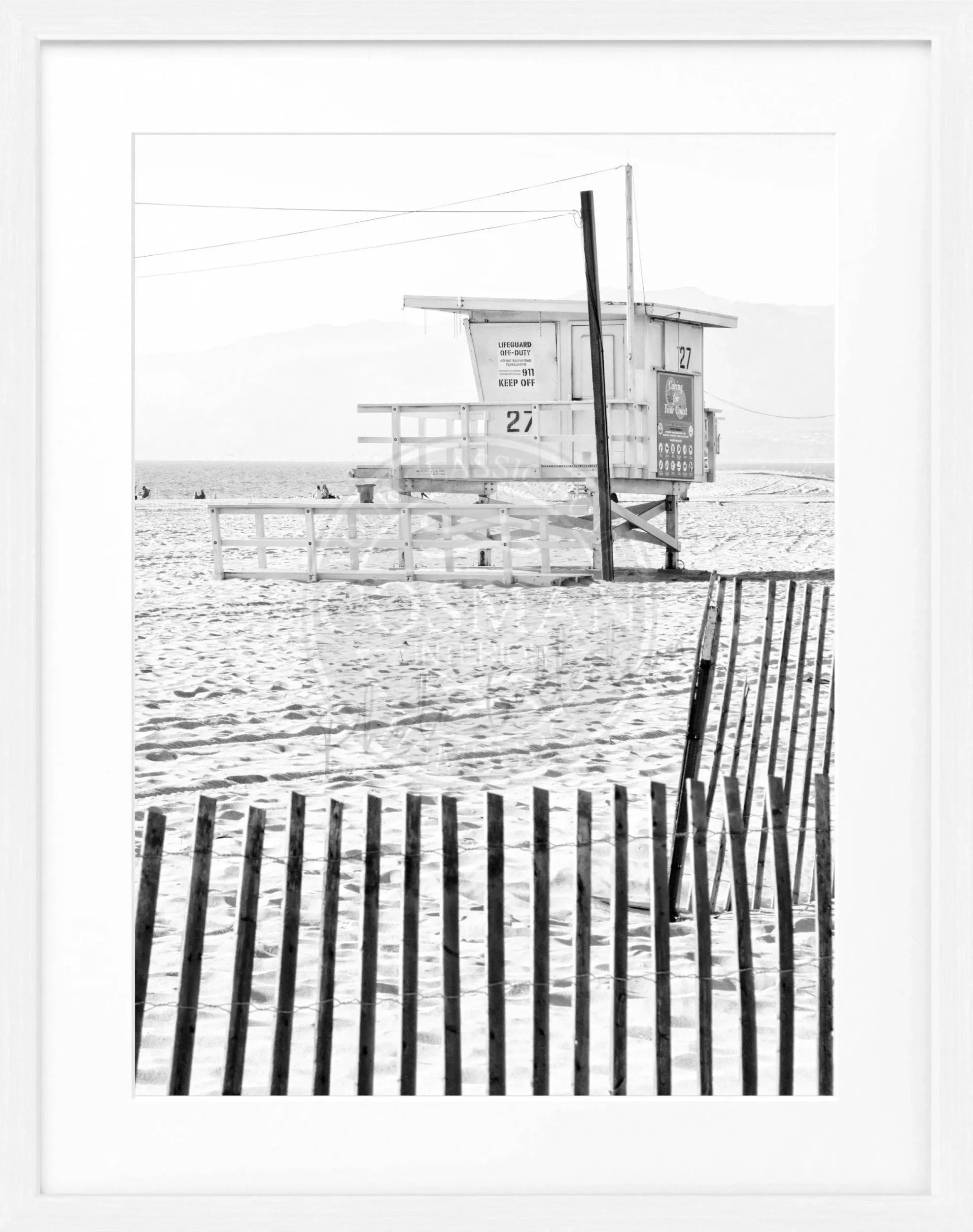 Schwarz-weiß Poster mit Rahmen Kalifornien ’Lifeguard’ von Cosman-Photocollection, 25x31 cm, Strandmotiv mit Rettungsschwimmer.