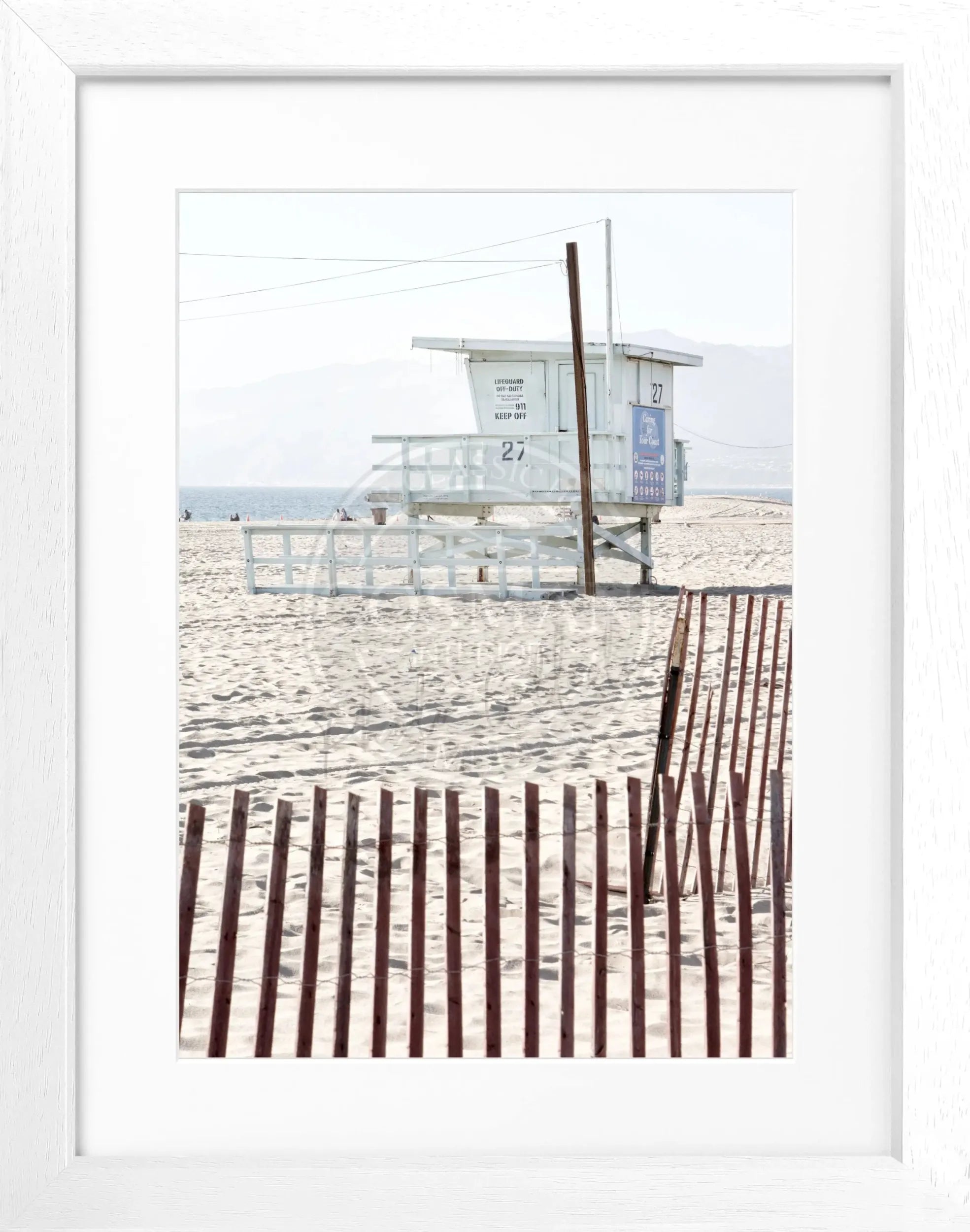 Schwarz-weiß Poster mit Rahmen, Kalifornien Lifeguard Motiv, von Cosman-Photocollection, 25x31 cm, Wanddekoration
