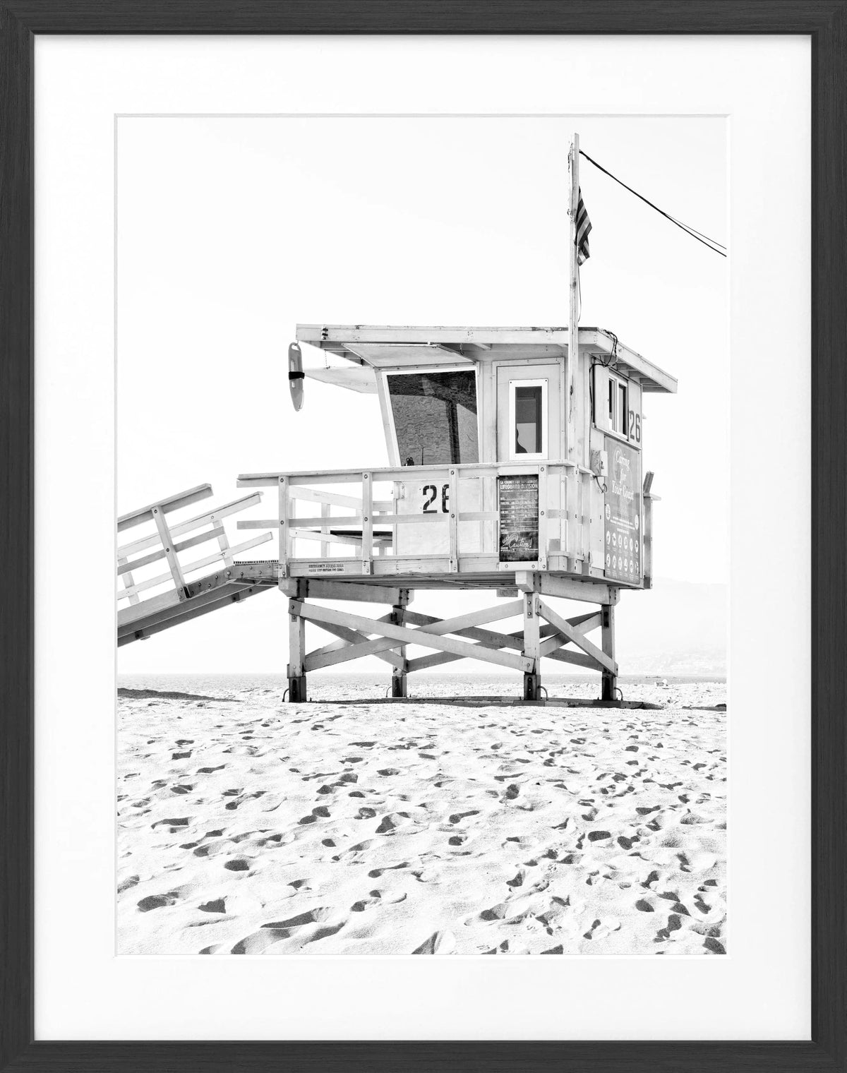 Schwarz-weiß Poster mit Rahmen, Kalifornien Lifeguard Motiv, von Cosman-Photocollection, 25x31cm, Wanddekoration