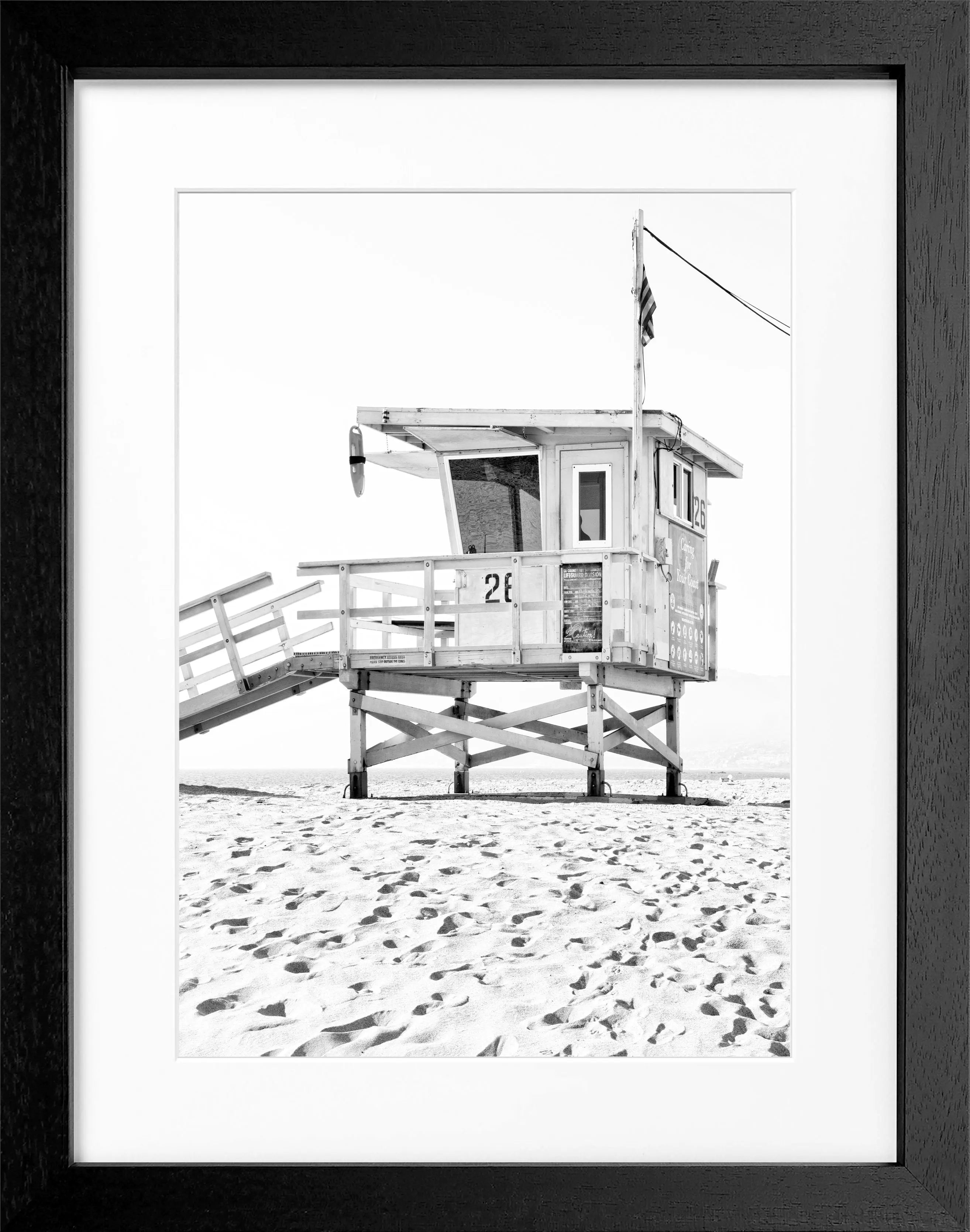 Schwarz-weiß Poster mit Rahmen, Kalifornien Lifeguard Motiv, von Cosman-Photocollection, 25x31cm, Wanddekoration