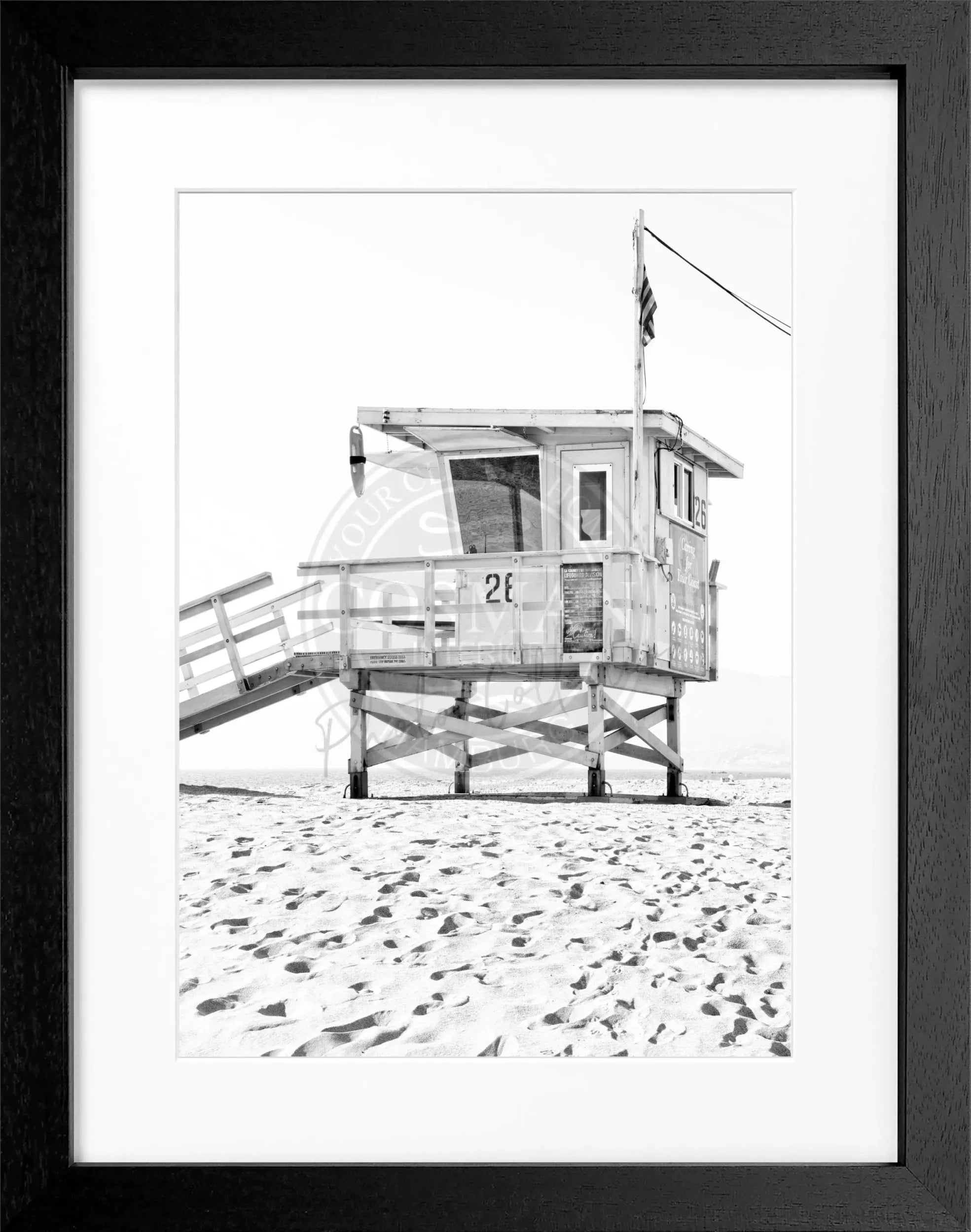 Schwarz-weiß Poster mit Rahmen, Kalifornien Lifeguard Motiv, von Cosman-Photocollection, 25x31cm, Wanddekoration