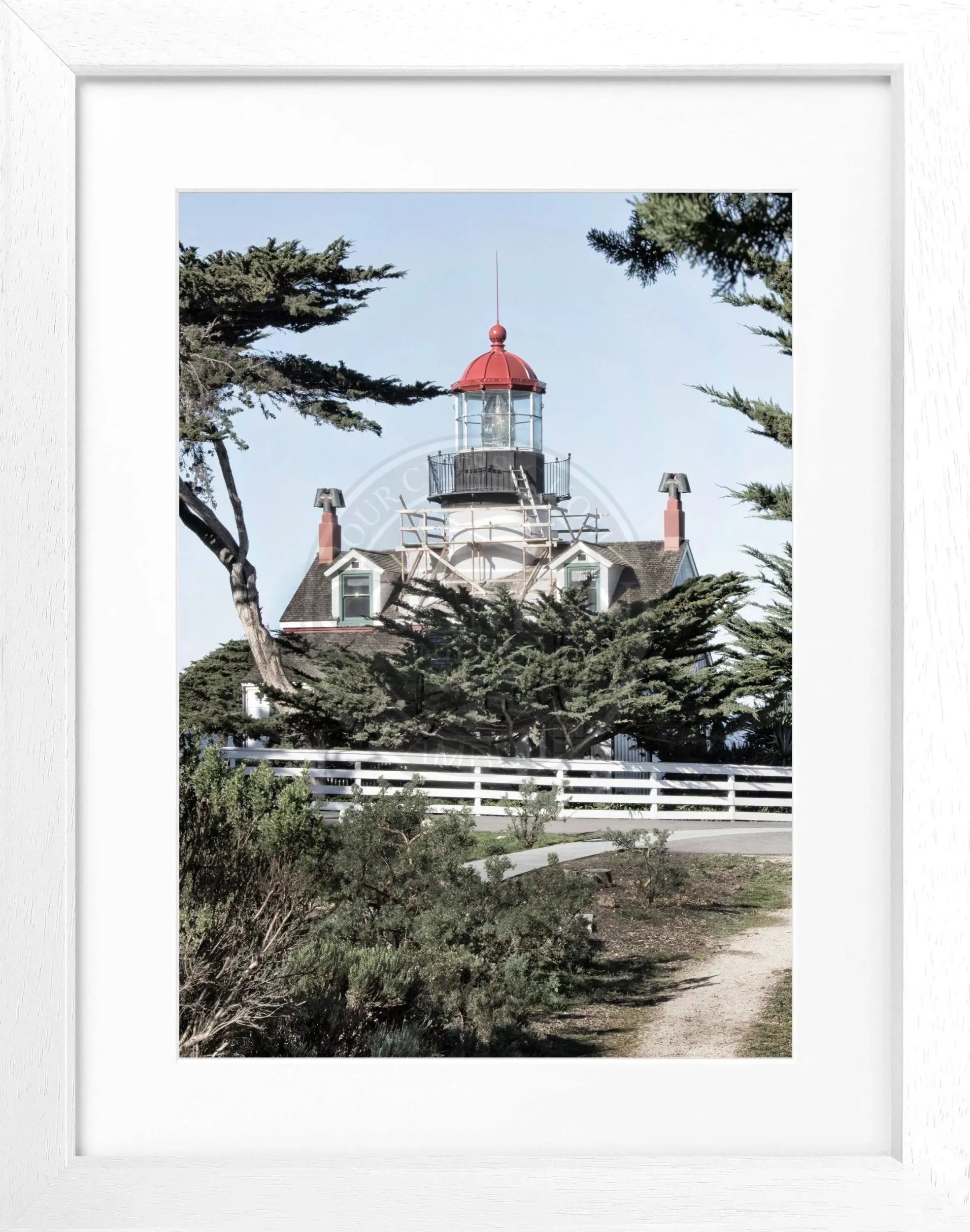 Schwarz-weiß Poster von Kalifornien mit Leuchtturm, in schwarzem Rahmen, von Cosman-Photocollection, Maße 25x31 cm