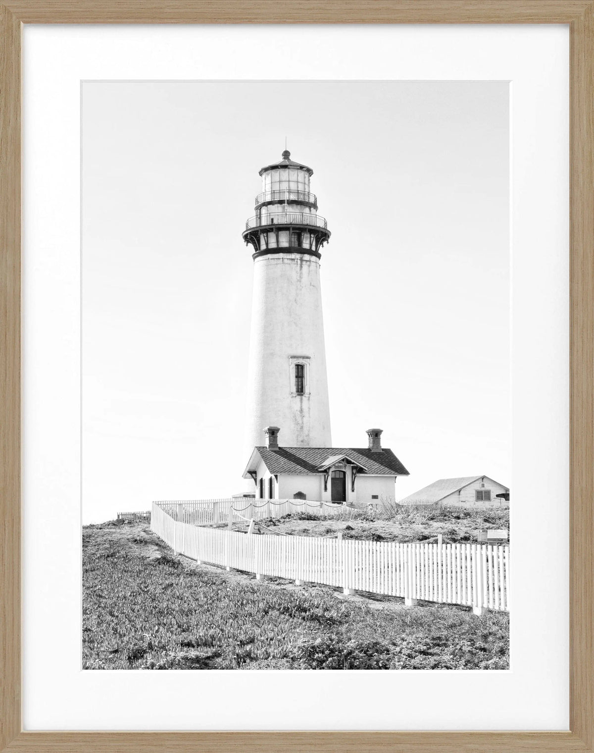Schwarz-weiß Poster von Pigeon Point Leuchtturm in Kalifornien mit schwarzem Rahmen, 25x31cm, von Cosman-Photocollection.