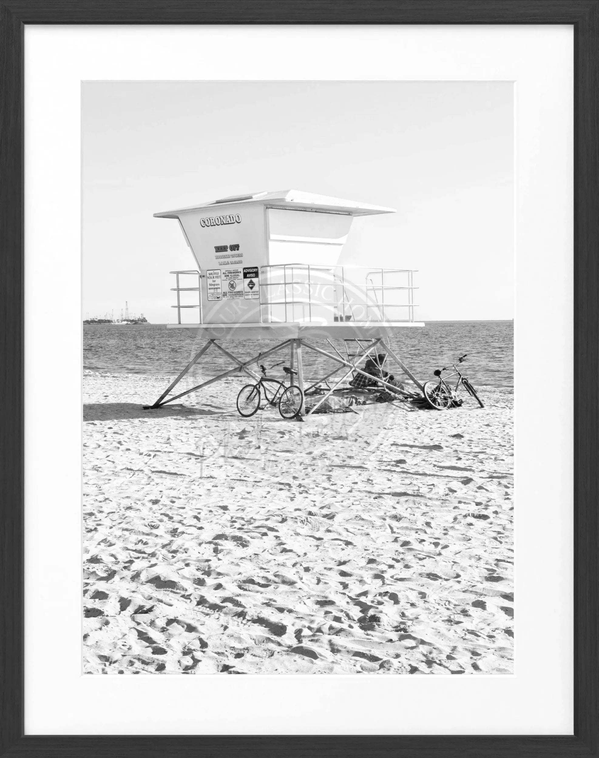 Schwarz-weiß Poster mit Rahmen von Kalifornien Long Beach Lifeguard, 25x31 cm, von Cosman-Photocollection, Wanddekoration