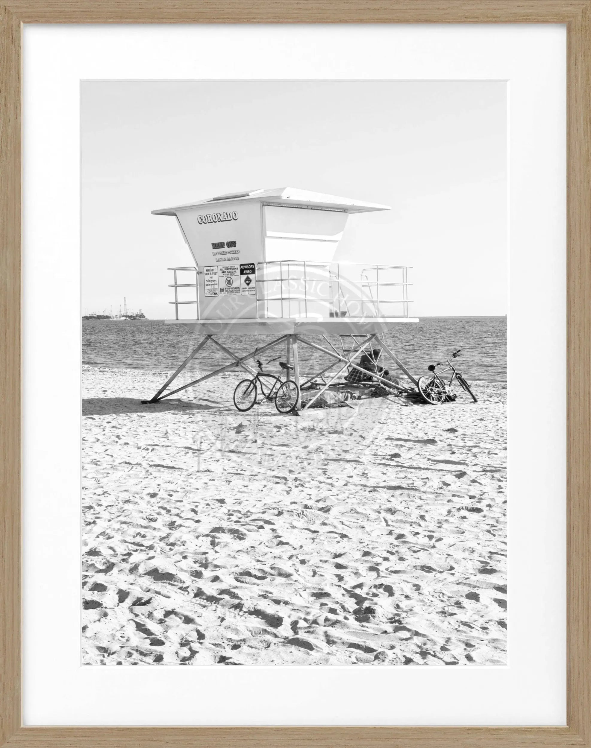 Schwarz-weiß Poster mit Rahmen, Kalifornien Long Beach Lifeguard Motiv, 25x31 cm, von Cosman-Photocollection