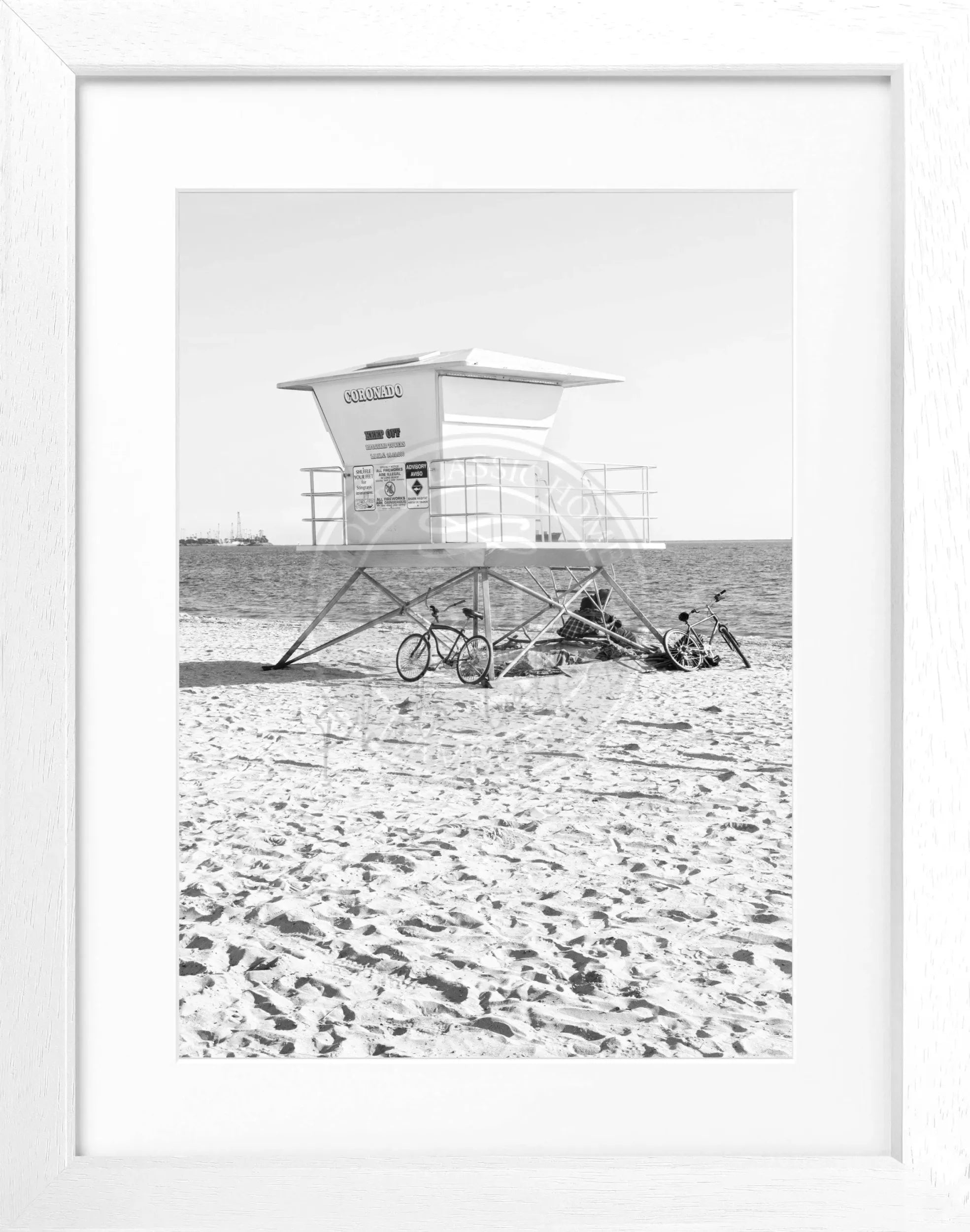 Schwarz-weiß Poster mit Rahmen, Kalifornien Long Beach Lifeguard Motiv, von Cosman-Photocollection, 25x31 cm