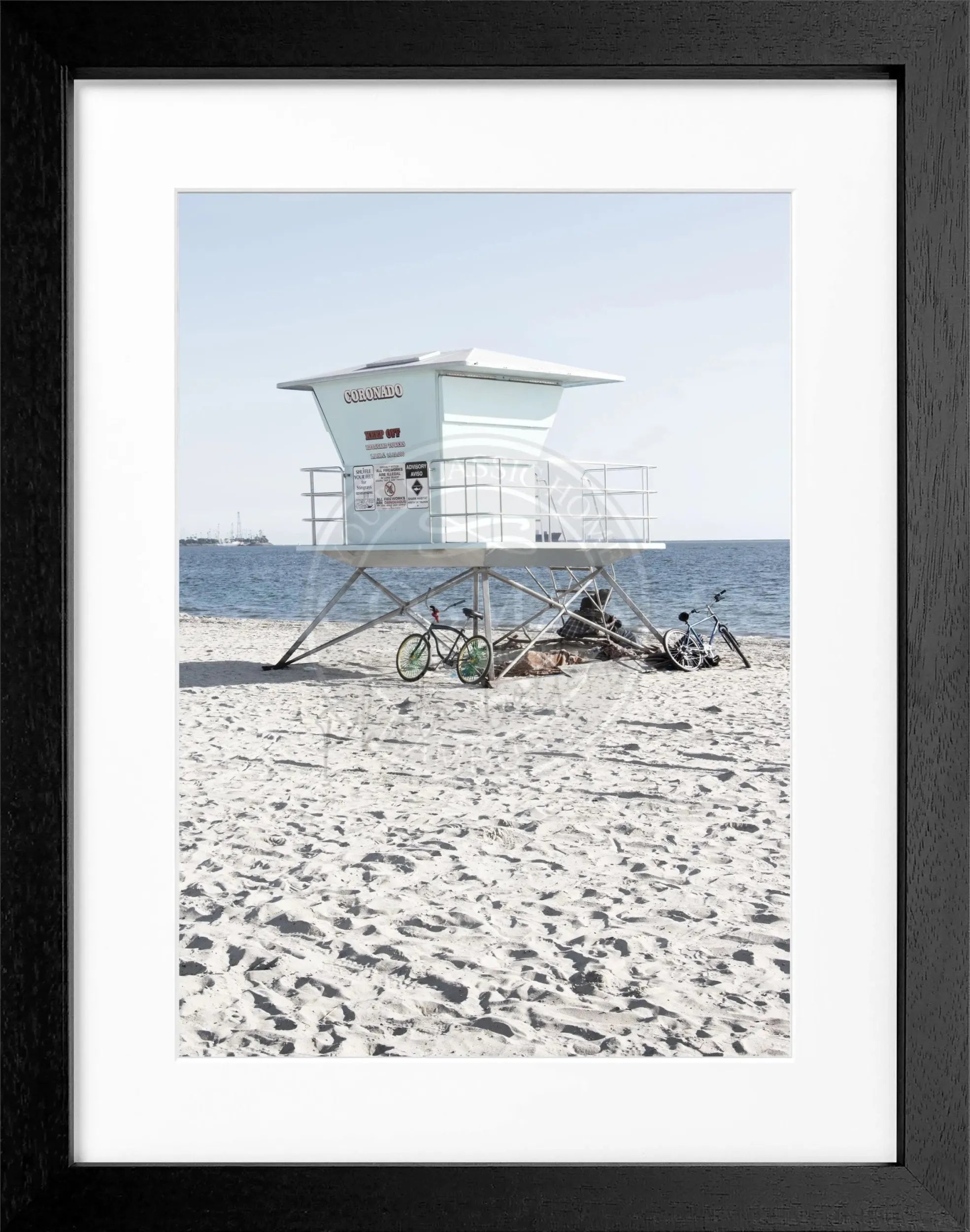 Schwarz-weiß Poster mit Rahmen, Kalifornien Long Beach Lifeguard Motiv, 25x31cm, von Cosman-Photocollection