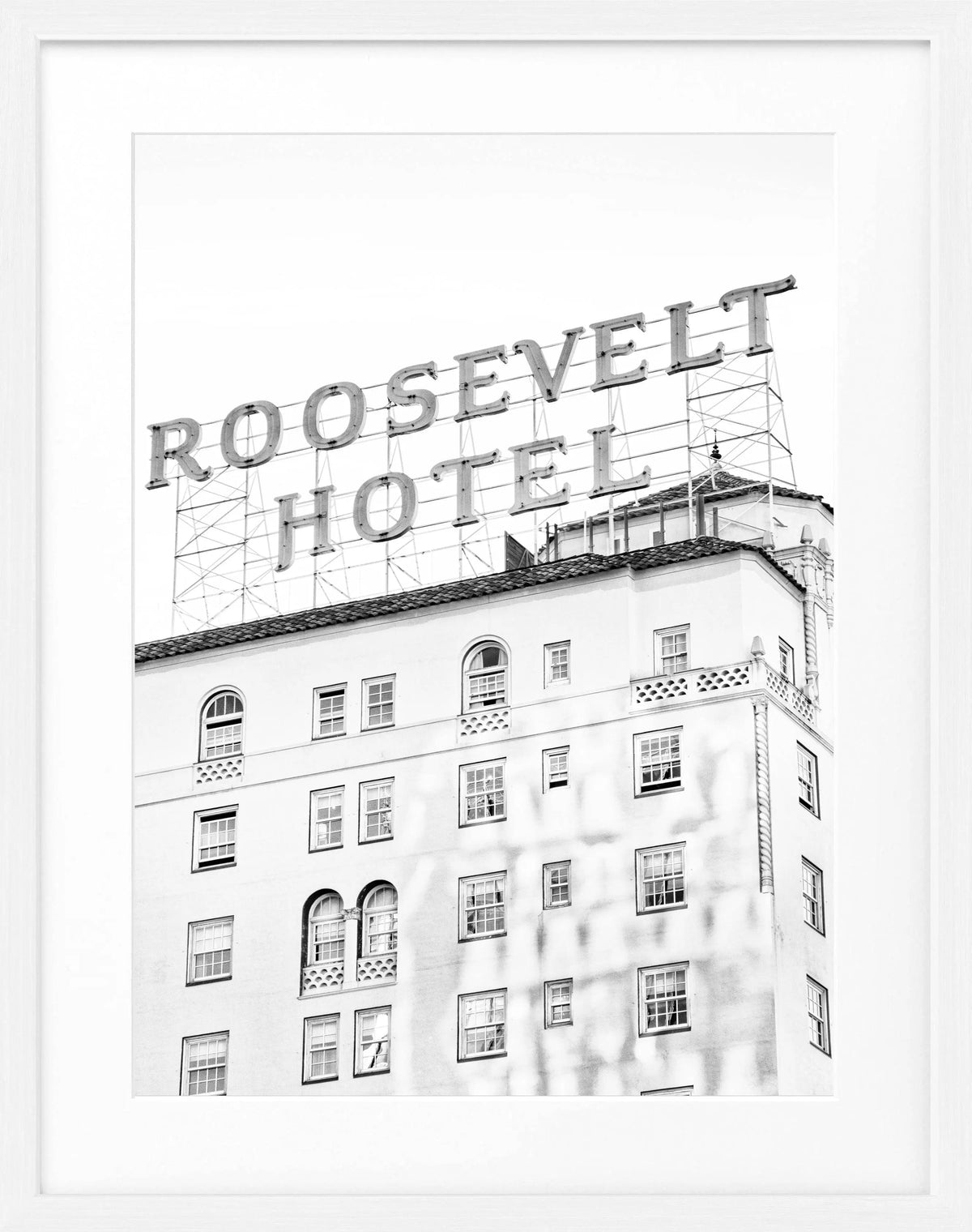Schwarz-weiß Poster vom Roosevelt Hotel in Los Angeles, eingeklemmt in schwarzem Rahmen, von Cosman-Photocollection, 25x31 cm