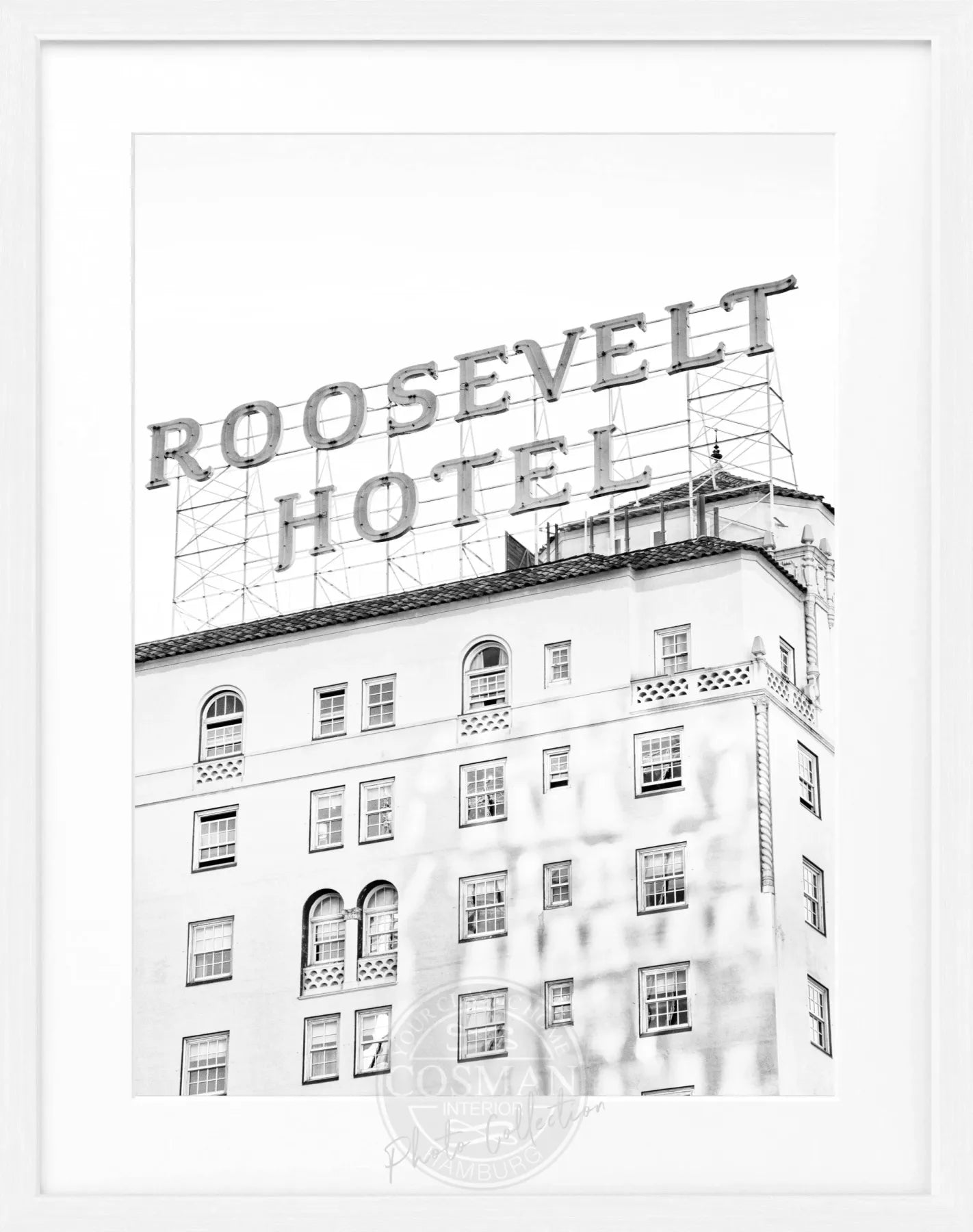Schwarz-weiß Poster vom Roosevelt Hotel in Los Angeles, eingeklemmt in schwarzem Rahmen, von Cosman-Photocollection, 25x31 cm