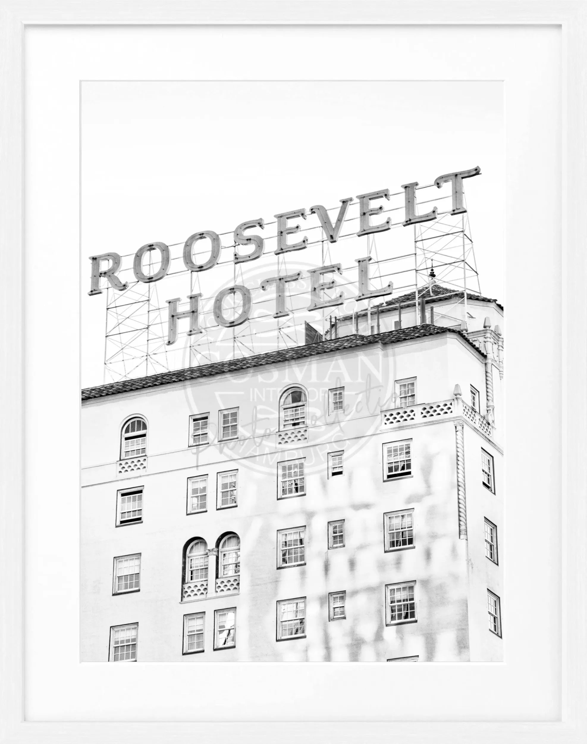 Schwarz-weiß Poster vom Roosevelt Hotel in Los Angeles, eingeklemmt in schwarzem Rahmen, von Cosman-Photocollection, 25x31 cm