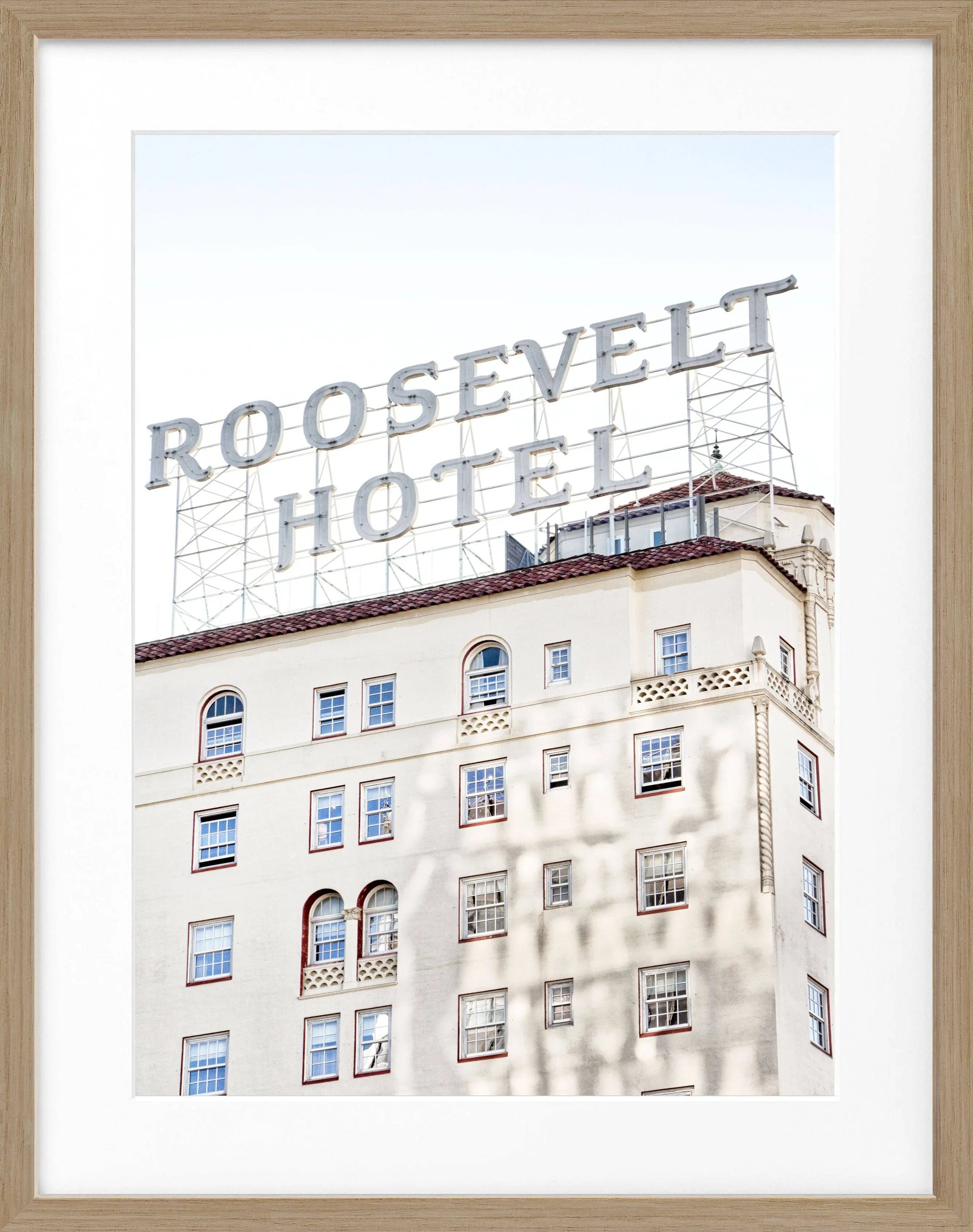 Schwarz-weiß Poster des Roosevelt Hotels in Los Angeles, im schwarzen Rahmen, von Cosman-Photocollection, 25x31 cm