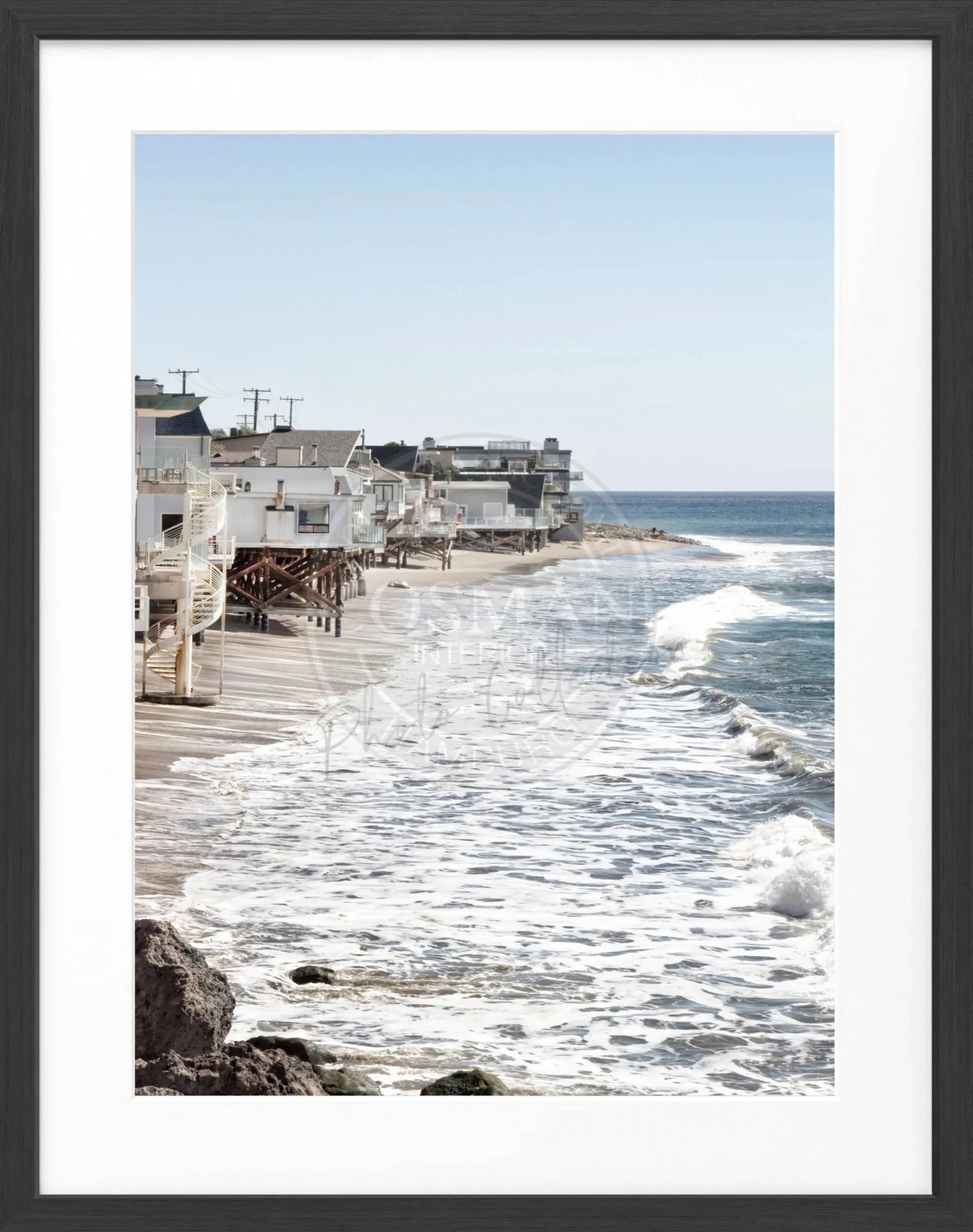 Schwarz-weiß Poster mit Rahmen von Cosman-Photocollection, Kalifornien Malibu Beach House Motiv, 25x31cm