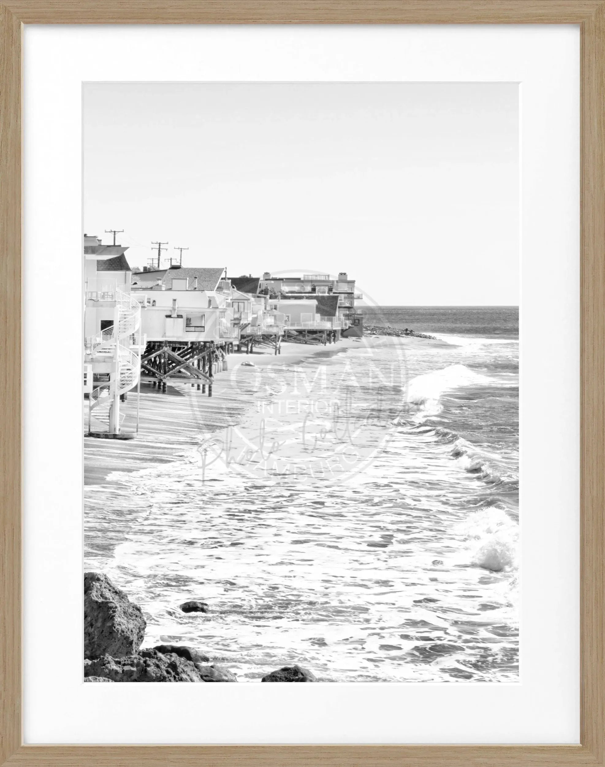 Schwarz-weiß Poster mit Rahmen, Kalifornien Malibu Beach House Motiv, 25x31 cm, von Cosman-Photocollection