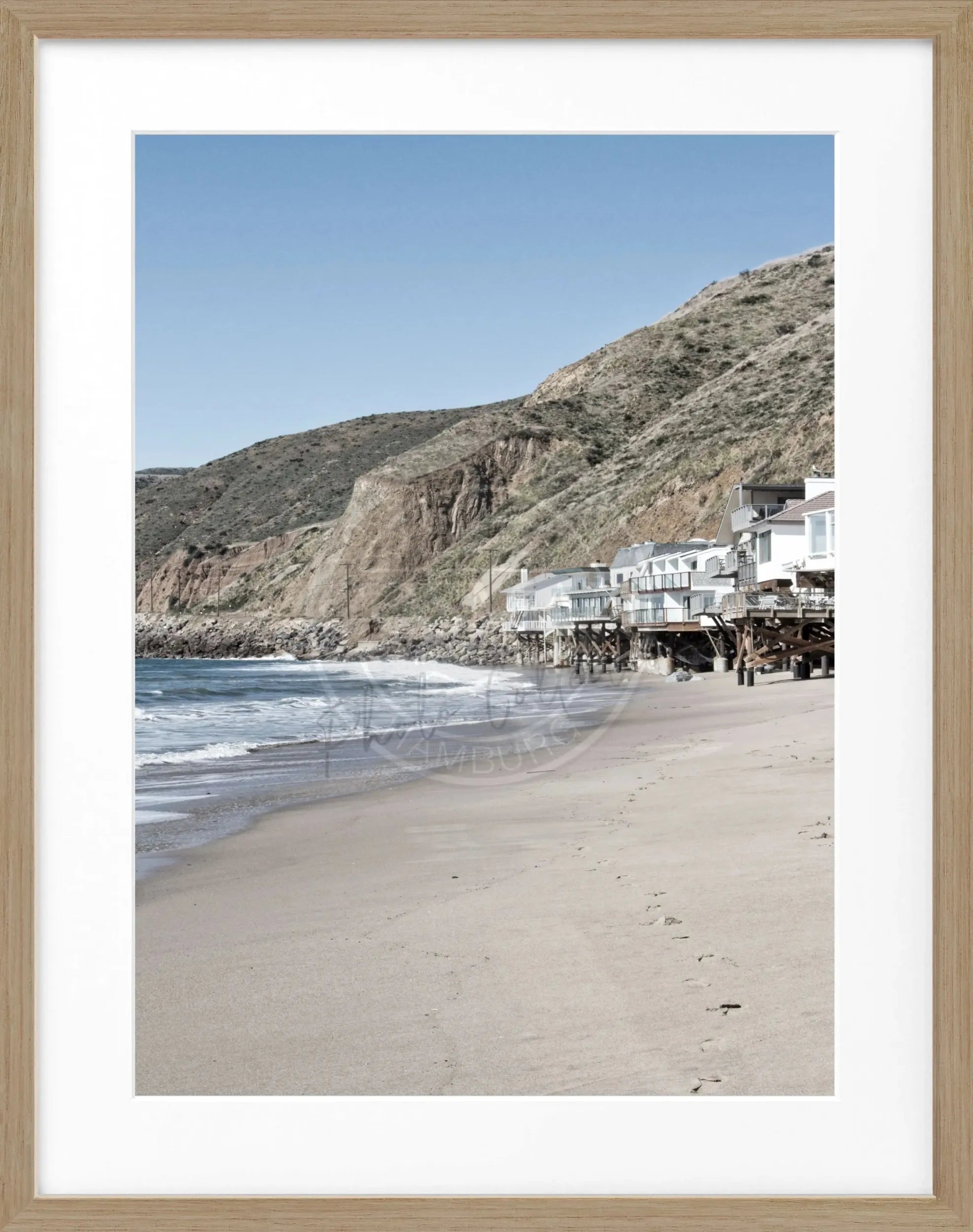 Schwarz-weißes Poster mit Rahmen, Kalifornien Malibu ’Beach House’ Motiv, 25x31cm, von Cosman-Photocollection