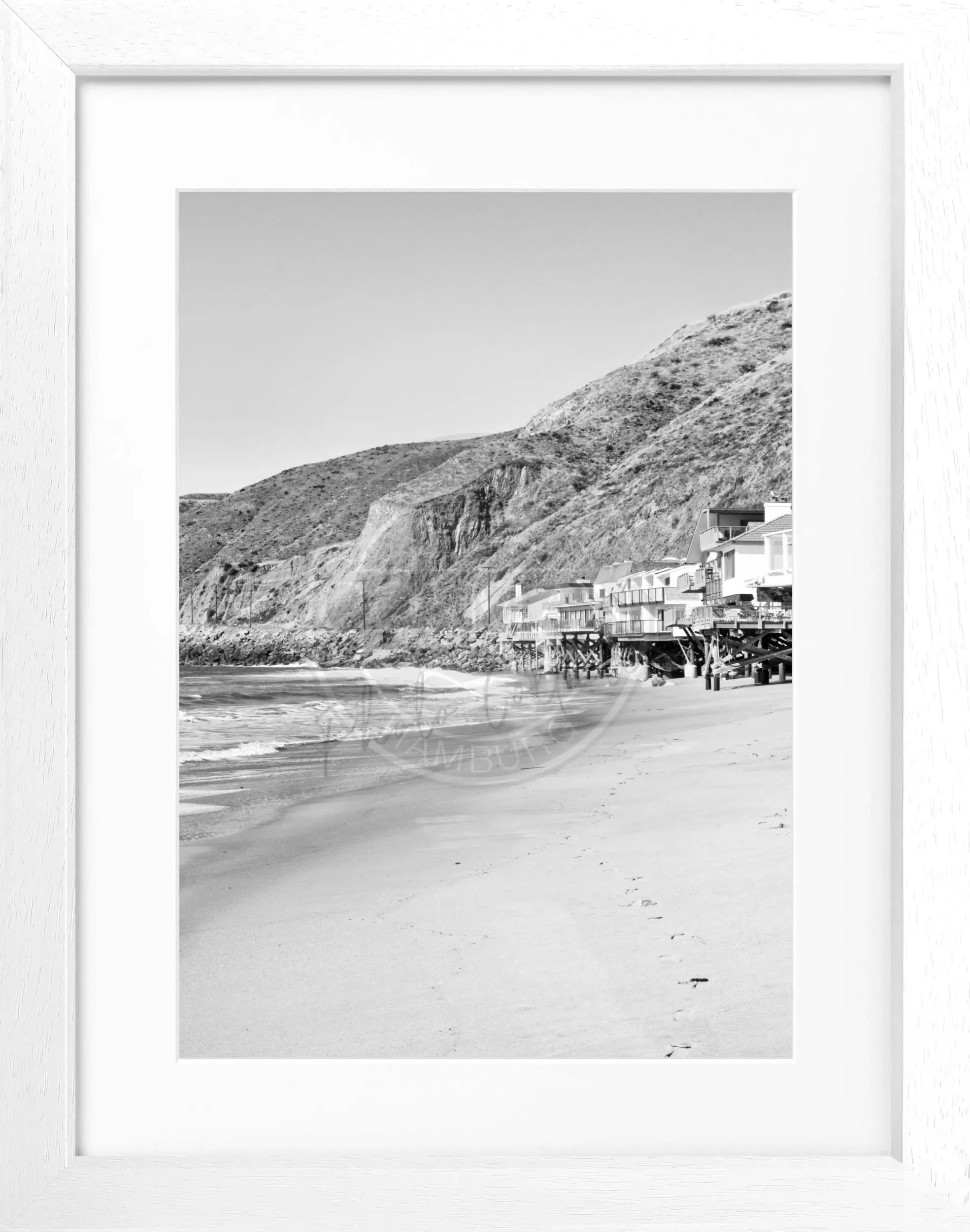 Schwarz-weiß Poster mit Rahmen von Kalifornien Malibu Beach House, 25x31 cm, von Cosman-Photocollection.