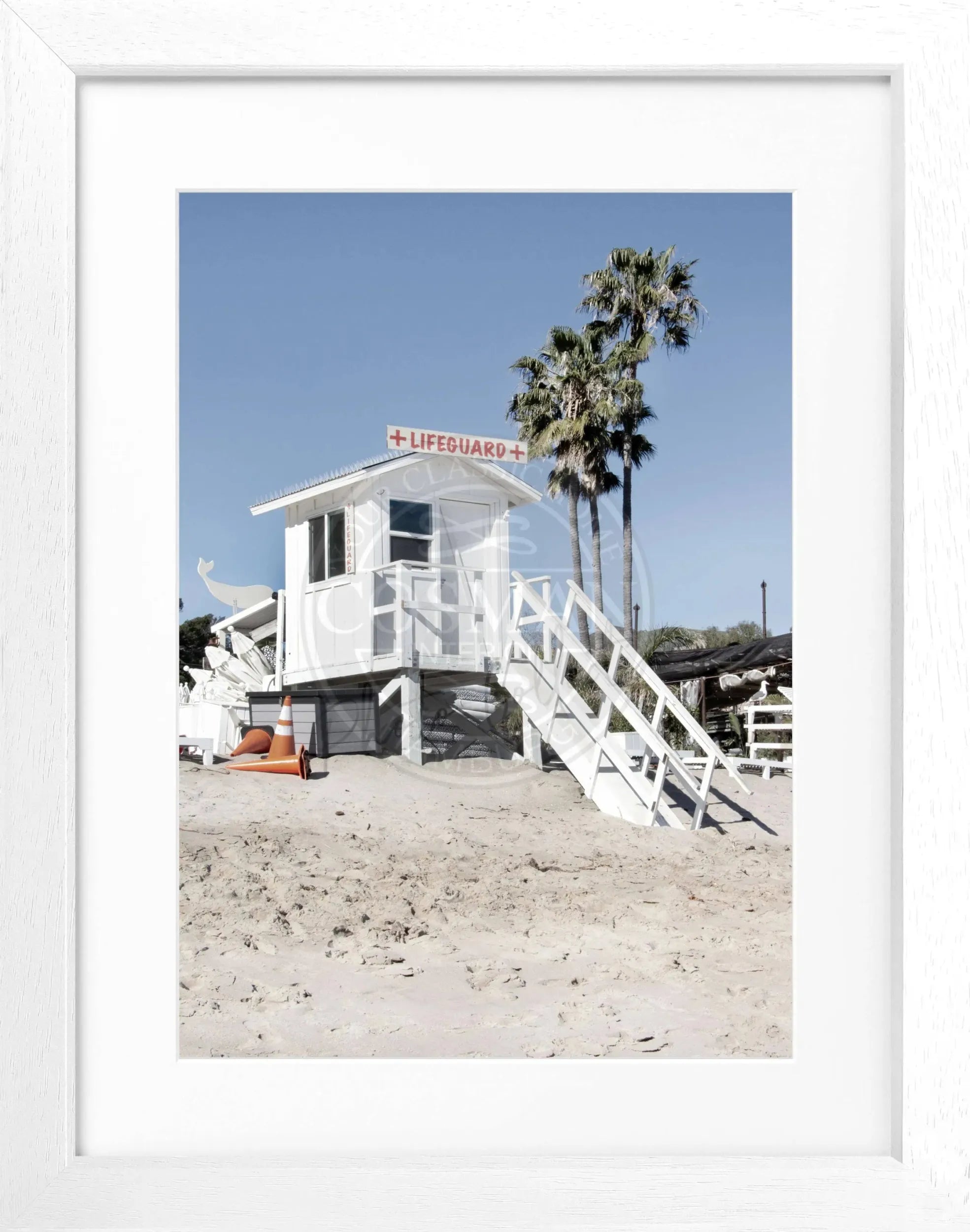 Schwarz-weiß Poster mit Rahmen von Cosman-Photocollection, Kalifornien Malibu Beach Lifeguard Motiv, 25x31 cm, Wanddekoration