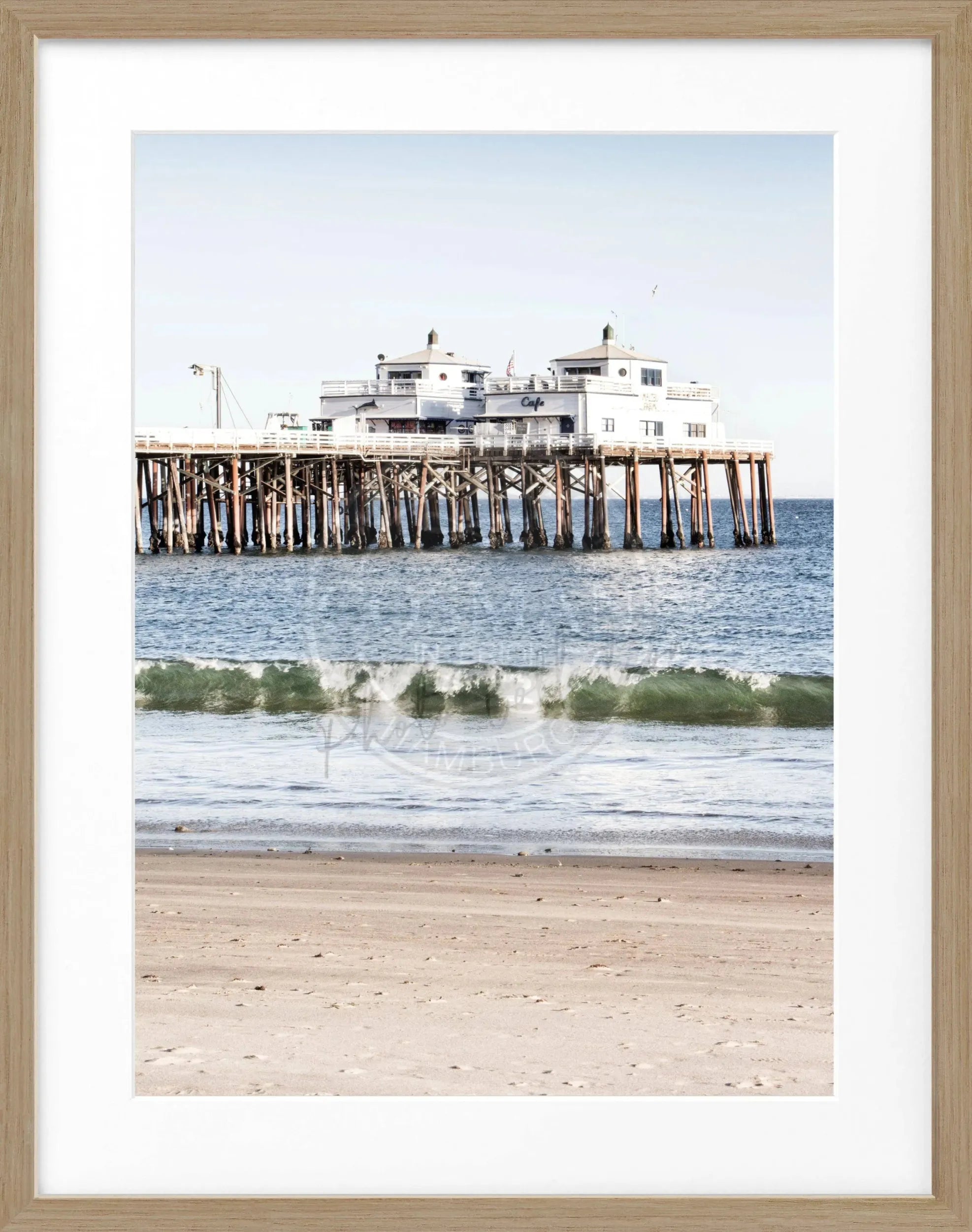 Schwarz-weiß Poster mit Rahmen von Cosman-Photocollection, Malibu Beach Pier Kalifornien, 25x31cm, maritime Strandkulisse