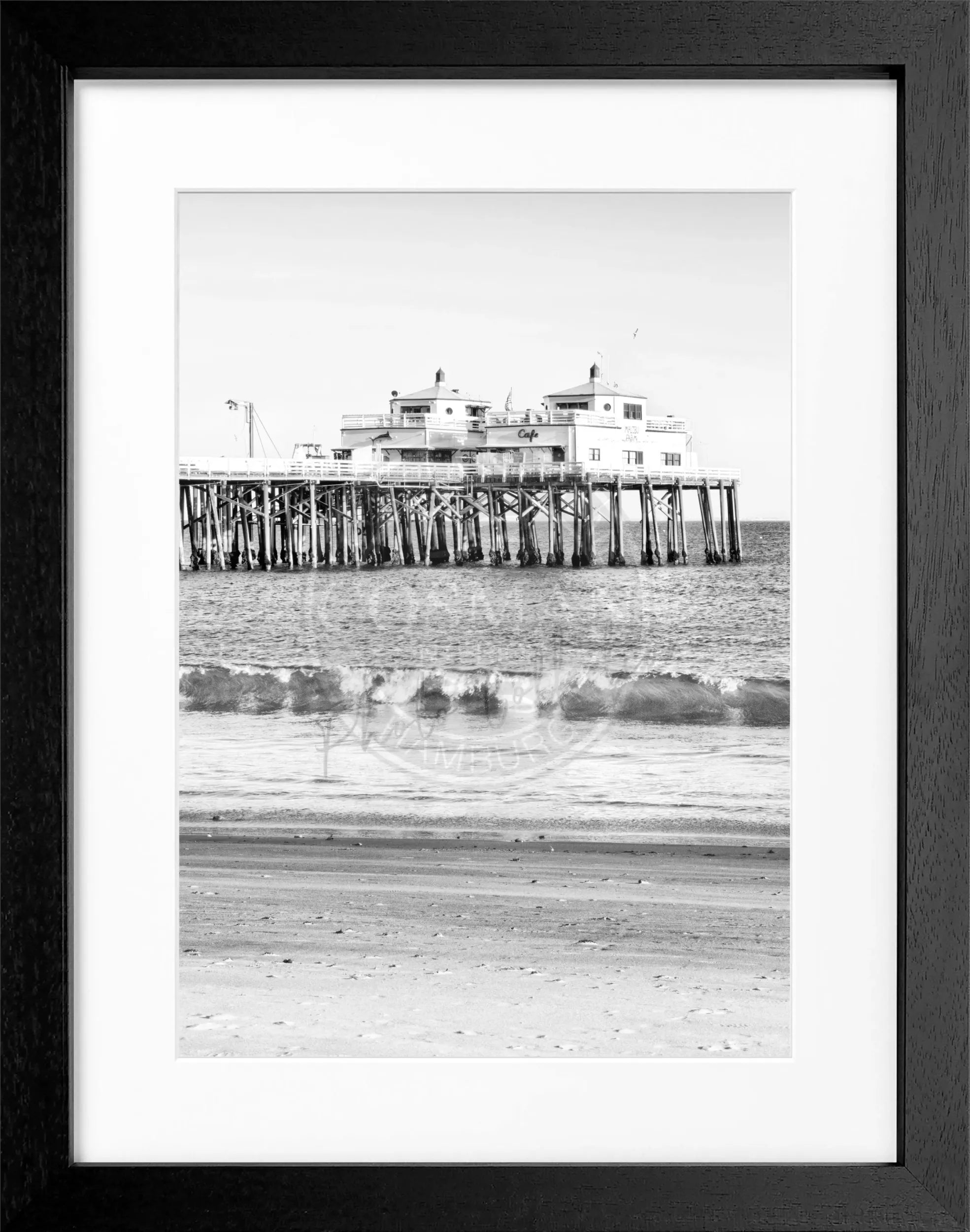 Schwarz-weiß Poster mit Rahmen von Cosman-Photocollection, Malibu Beach Pier in Kalifornien, 25x31 cm, Küstenmotiv
