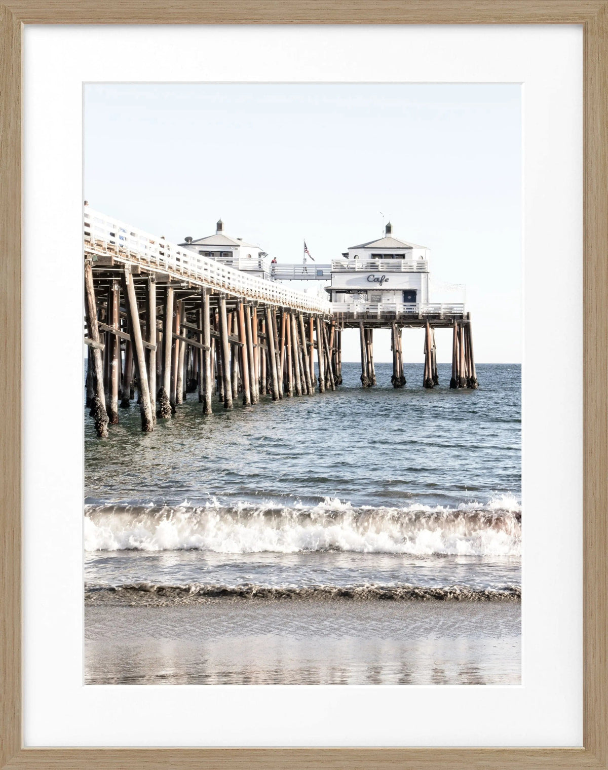 Schwarz-weißes Poster mit Rahmen, Kalifornien Malibu Beach Pier, von Cosman-Photocollection, Maße 25x31 cm, Strandmotiv