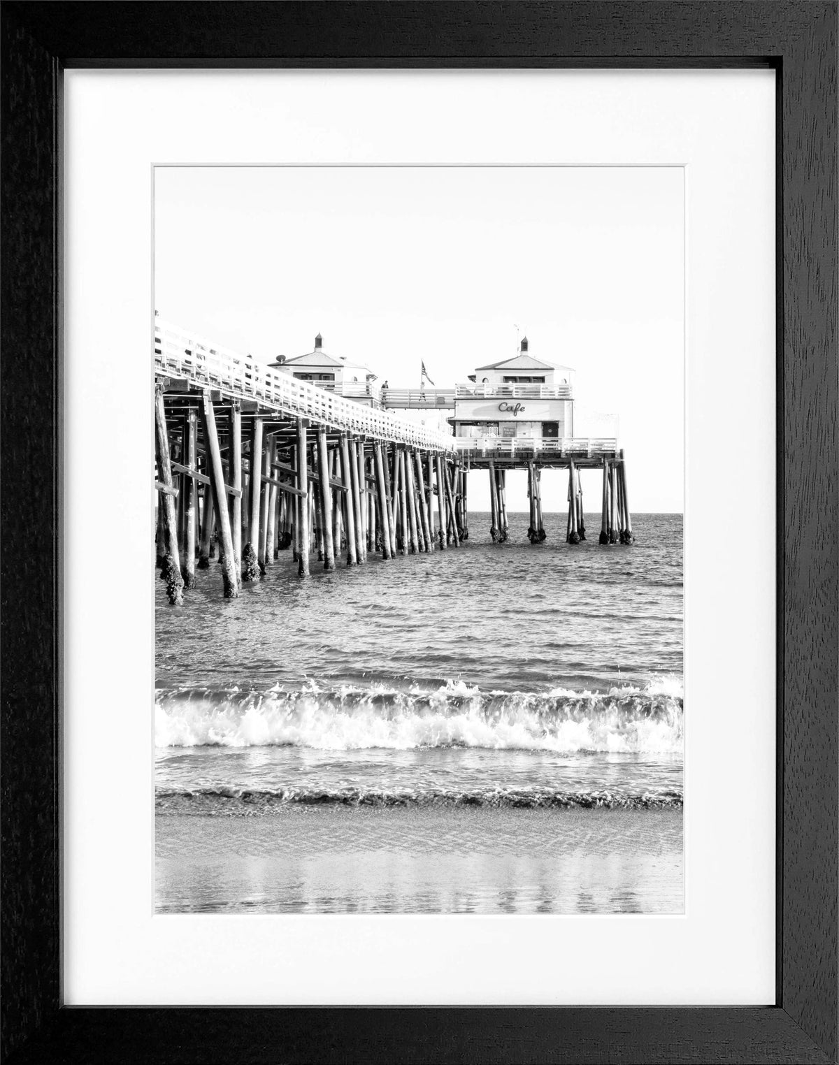 Schwarz-weiß Poster mit Rahmen, Kalifornien Malibu Beach Pier, von Cosman-Photocollection, 25x31 cm, Wanddekoration