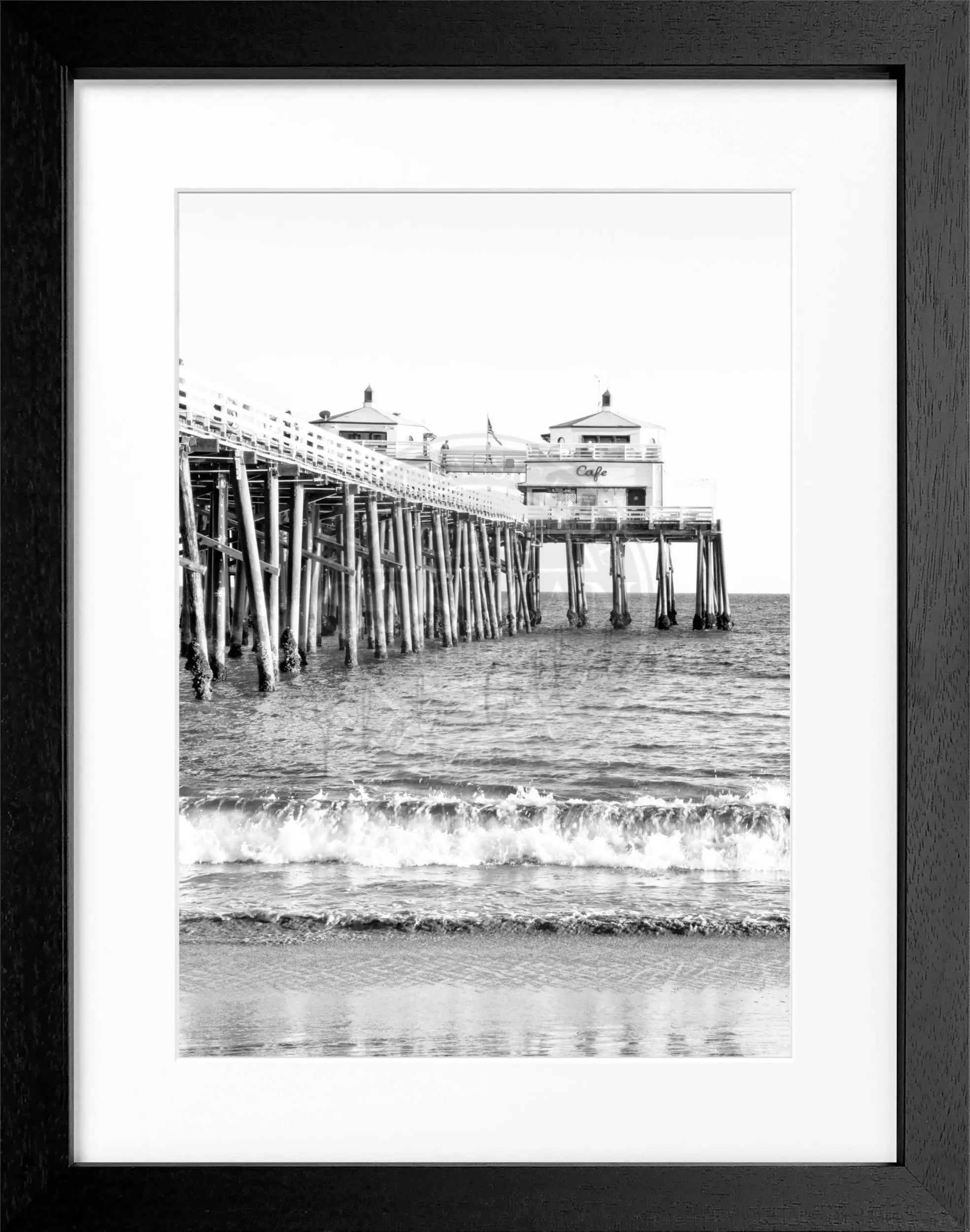 Schwarz-weiß Poster mit Rahmen, Kalifornien Malibu Beach Pier, von Cosman-Photocollection, 25x31 cm, Wanddekoration