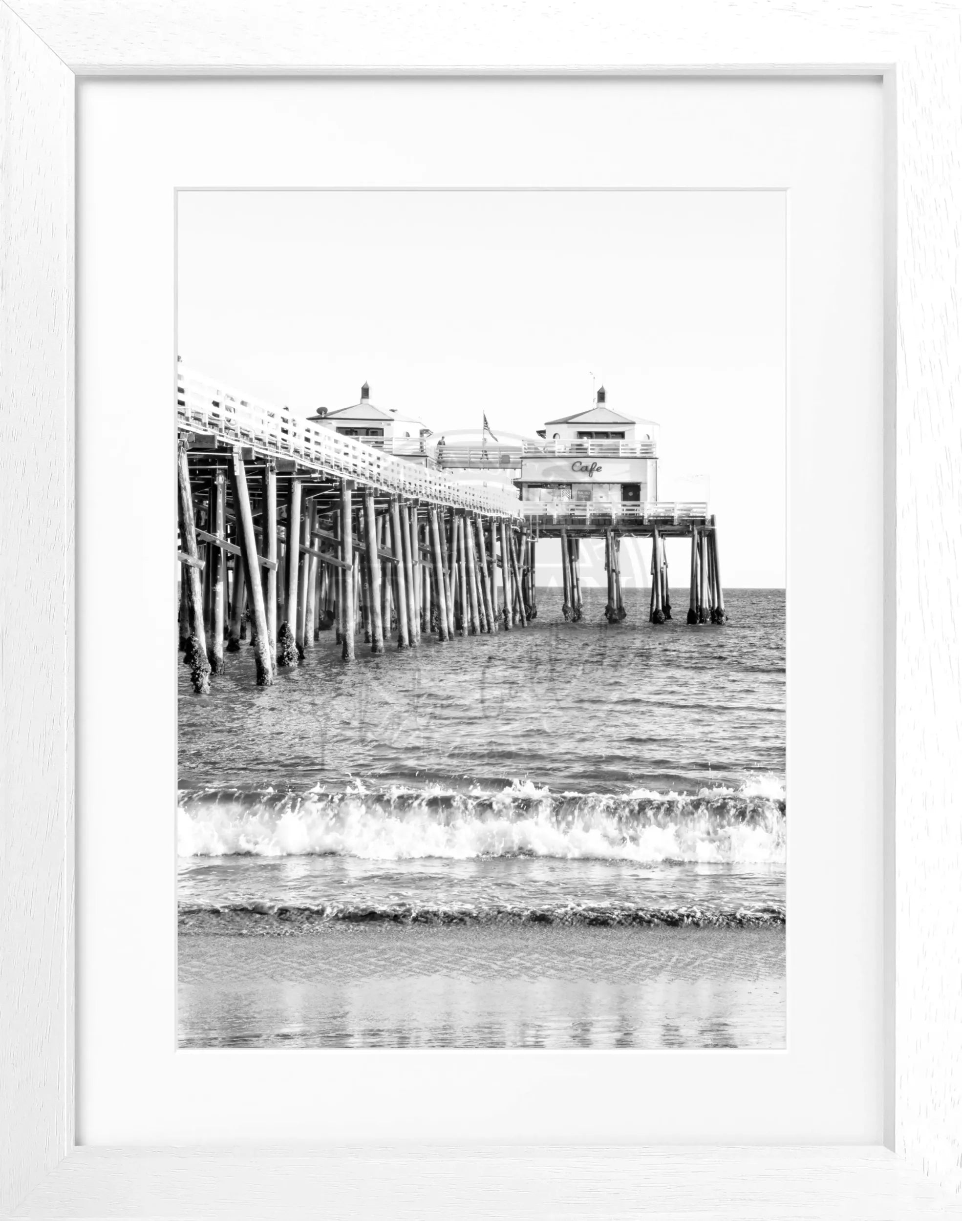 Schwarz-weiß Poster vom Malibu Beach Pier in Kalifornien mit schwarzem Rahmen, 25x31 cm, von Cosman-Photocollection