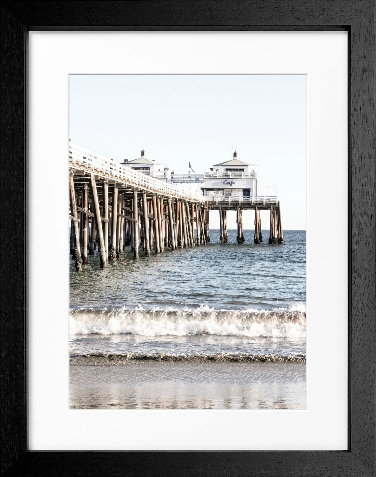 Schwarz-weiß Poster mit Rahmen von Cosman-Photocollection, Malibu Beach Pier in Kalifornien, 25x31 cm, Wanddekoration