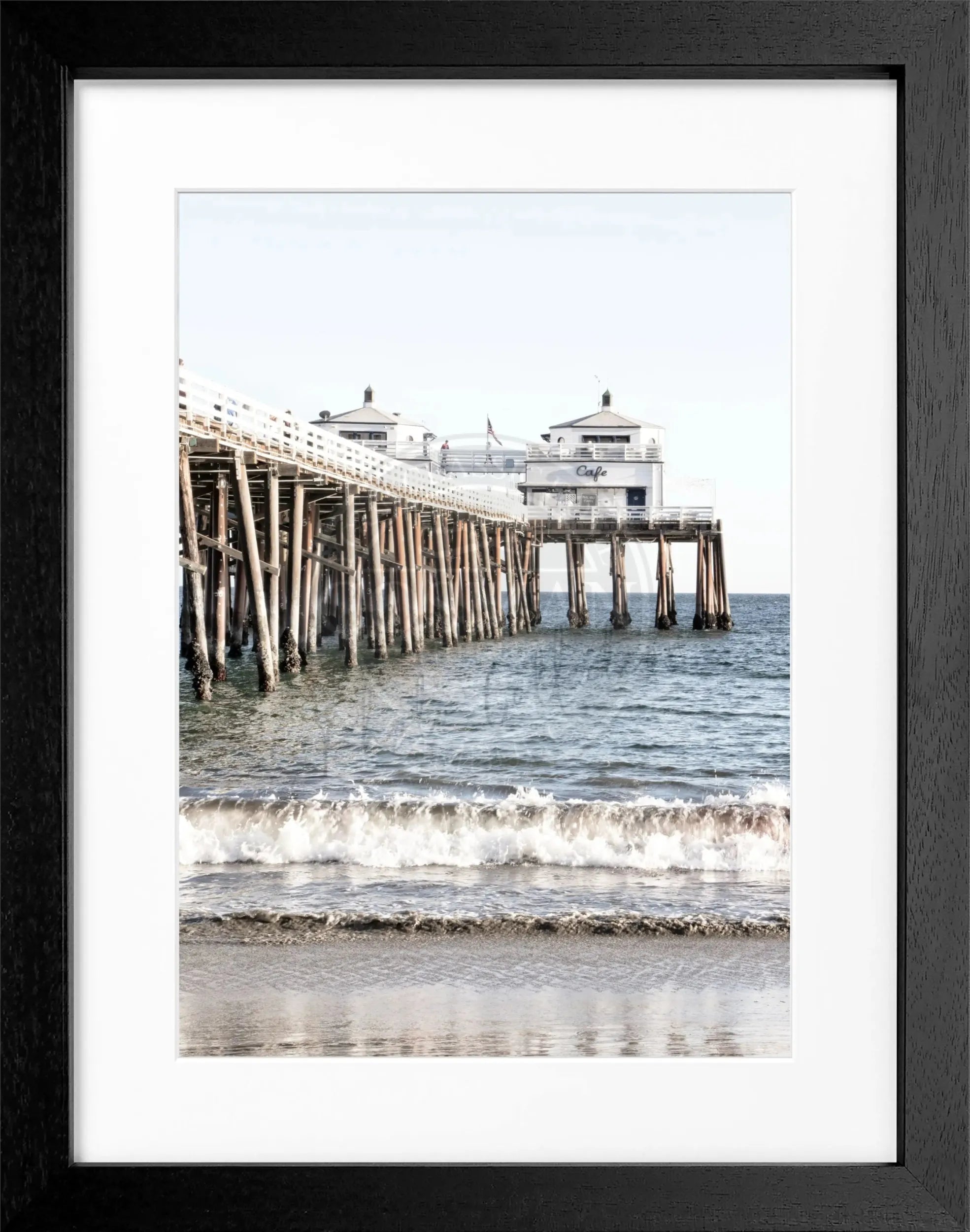 Schwarz-weiß Poster mit Rahmen von Cosman-Photocollection, Malibu Beach Pier in Kalifornien, 25x31 cm, Wanddekoration