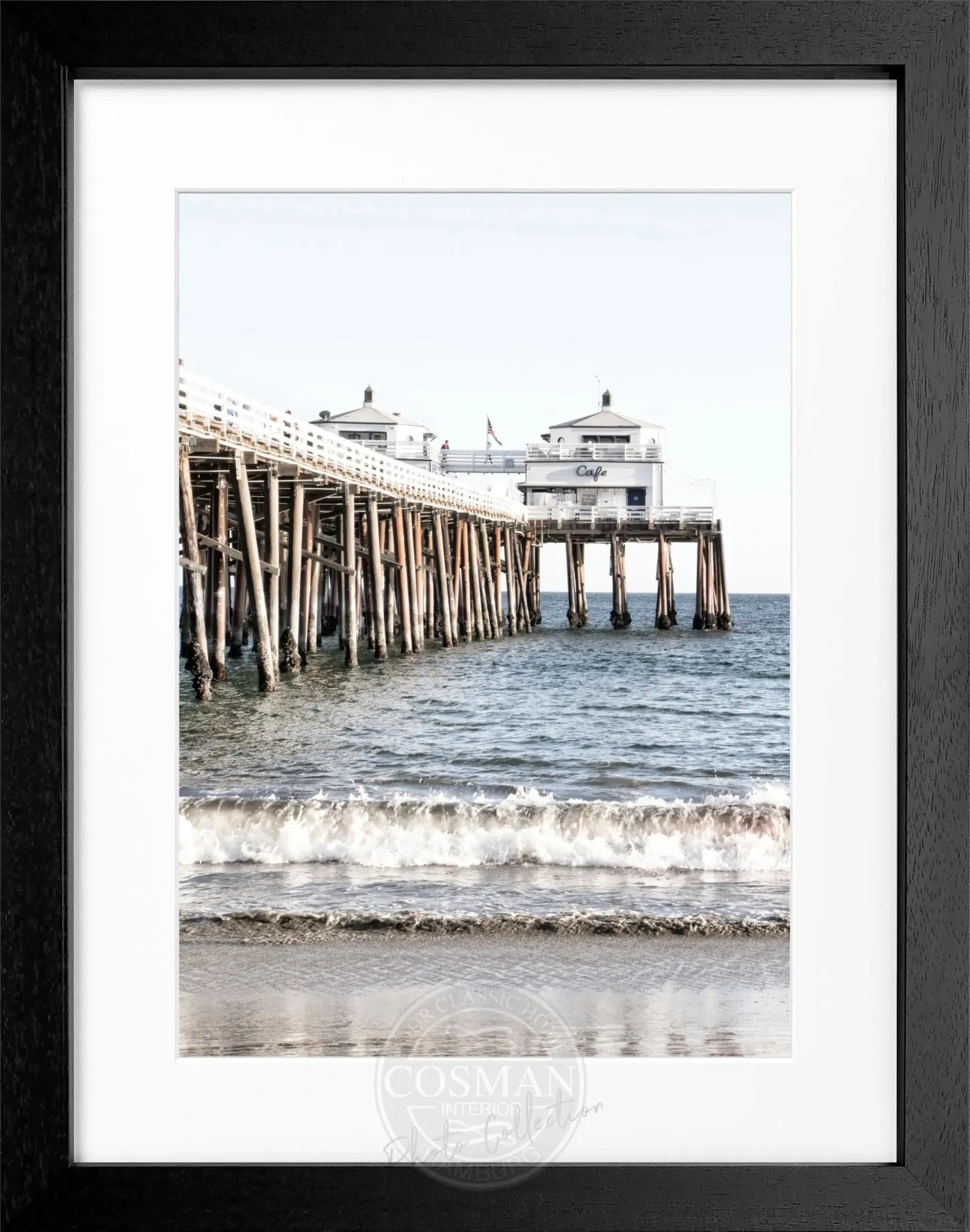 Schwarz-weiß Poster mit Rahmen von Cosman-Photocollection, Malibu Beach Pier in Kalifornien, 25x31 cm, Wanddekoration