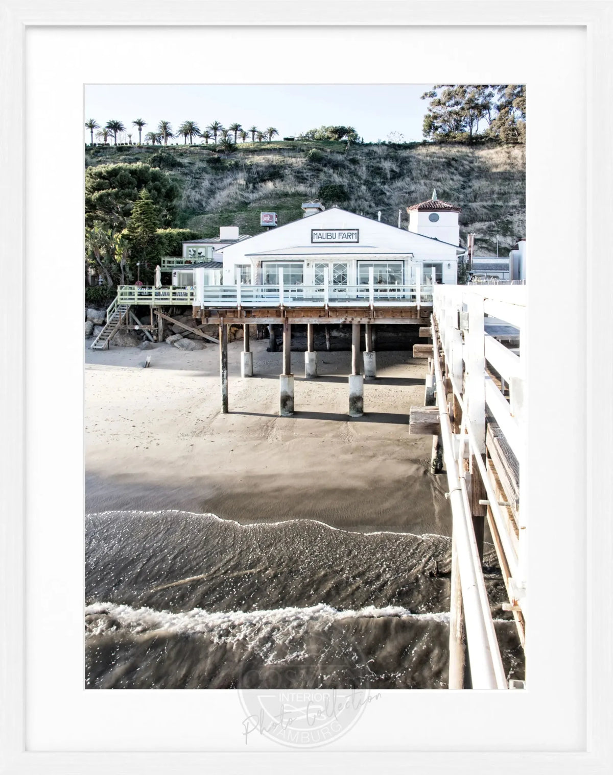 Schwarz-weiß Poster von Malibu Beach Pier in Kalifornien mit schwarzem Rahmen, von Cosman-Photocollection, 25x31 cm
