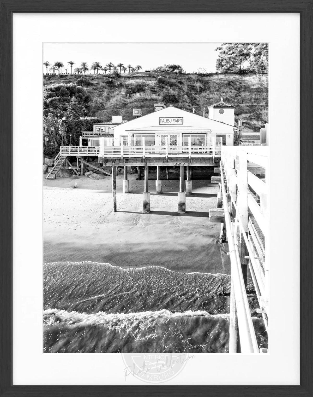 Schwarz-weiß Poster von Malibu Beach Pier in Kalifornien mit schwarzem Rahmen, 25x31cm, von Cosman-Photocollection.
