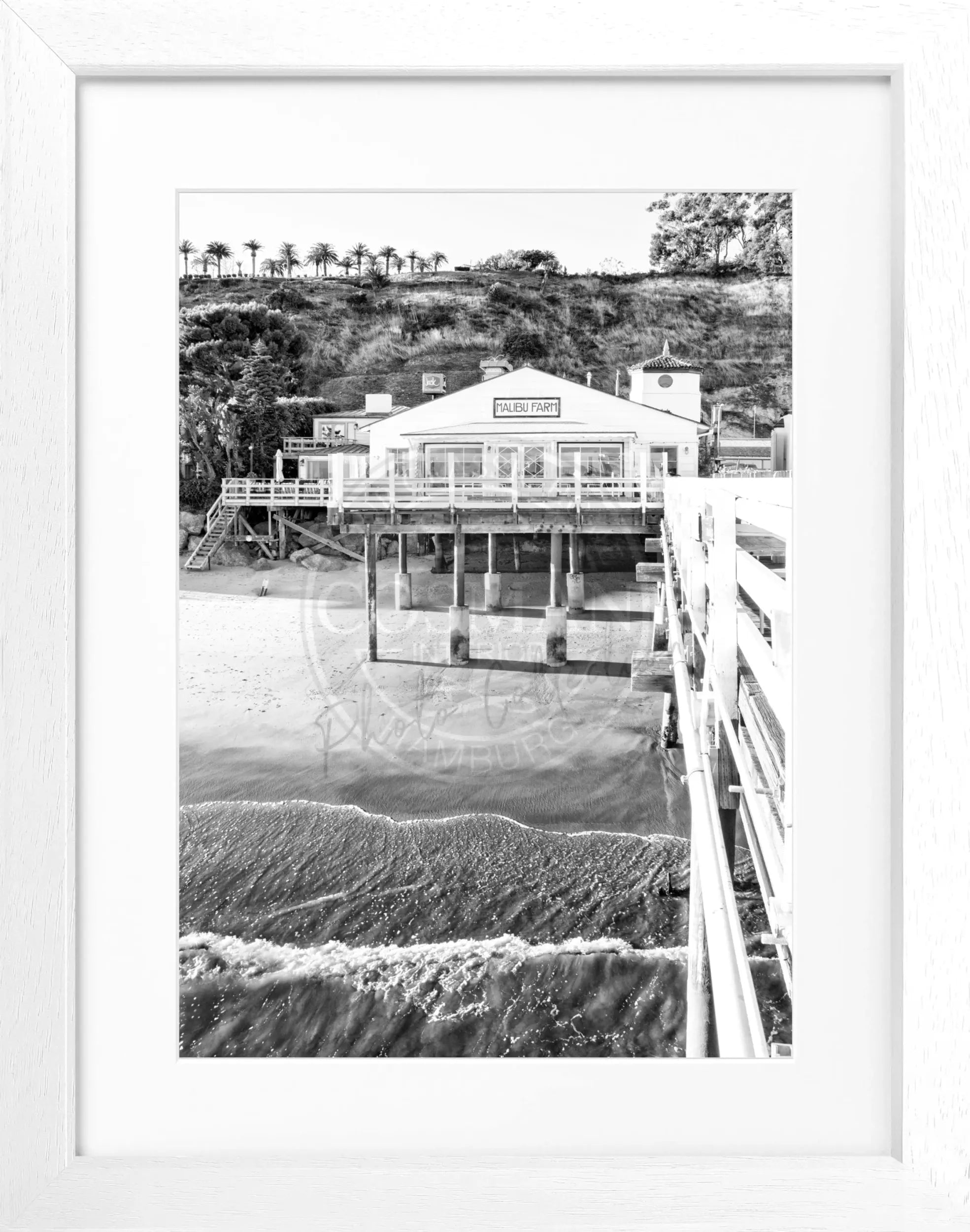 Schwarzer Rahmen um Kalifornien Malibu Beach Pier Poster von Cosman-Photocollection, Schwarz-Weiß, 25x31 cm