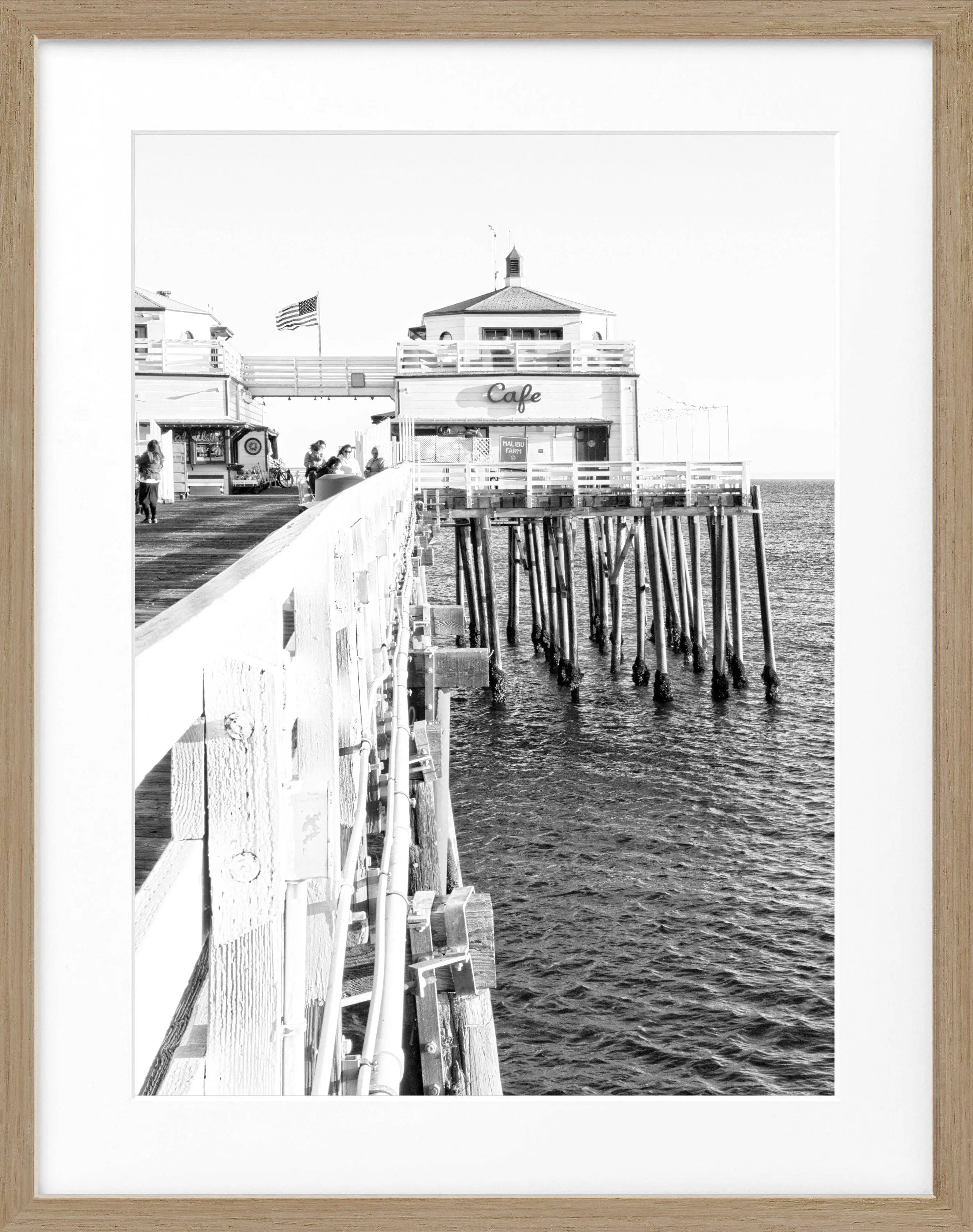Schwarz-weiß Poster von Malibu Beach Pier in Kalifornien mit schwarzem Rahmen, von Cosman-Photocollection, 25x31 cm