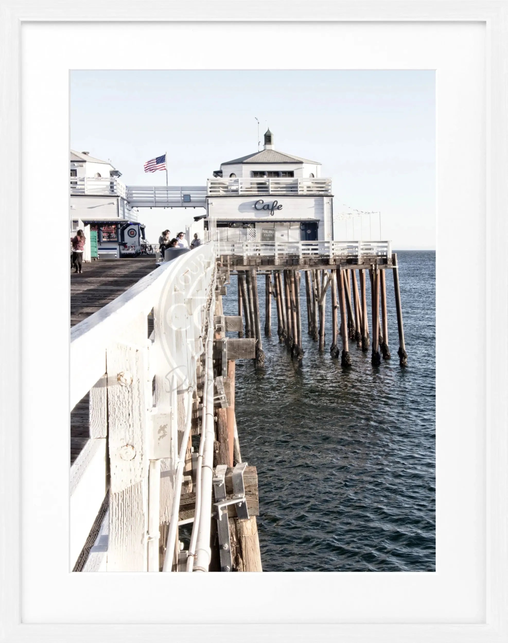 Schwarz-weiß Poster mit Rahmen von Malibu Beach Pier in Kalifornien, 25x31cm, von Cosman-Photocollection