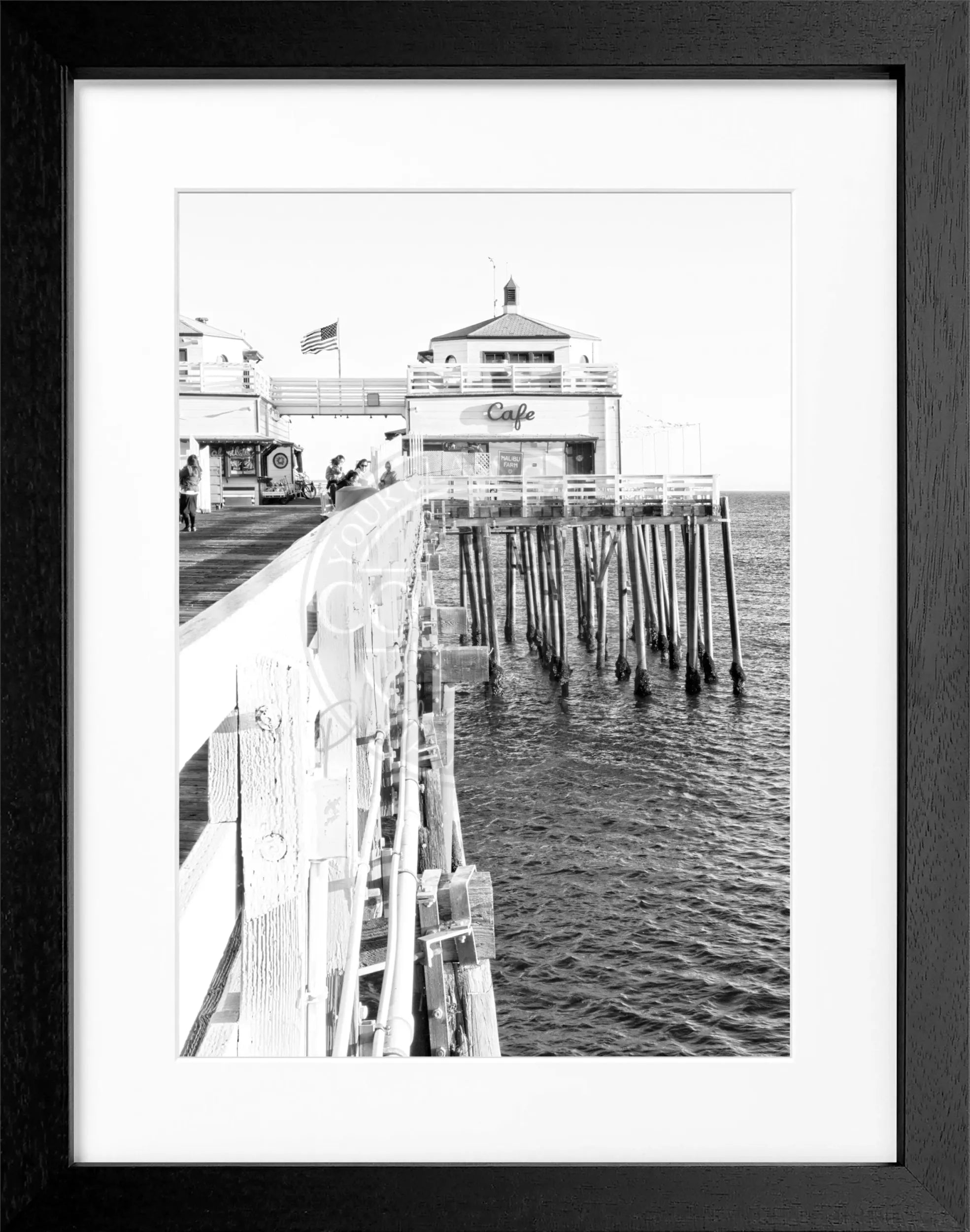 Schwarz-weiß Poster von Malibu Beach Pier in Kalifornien mit schwarzem Rahmen, 25x31cm, von Cosman-Photocollection