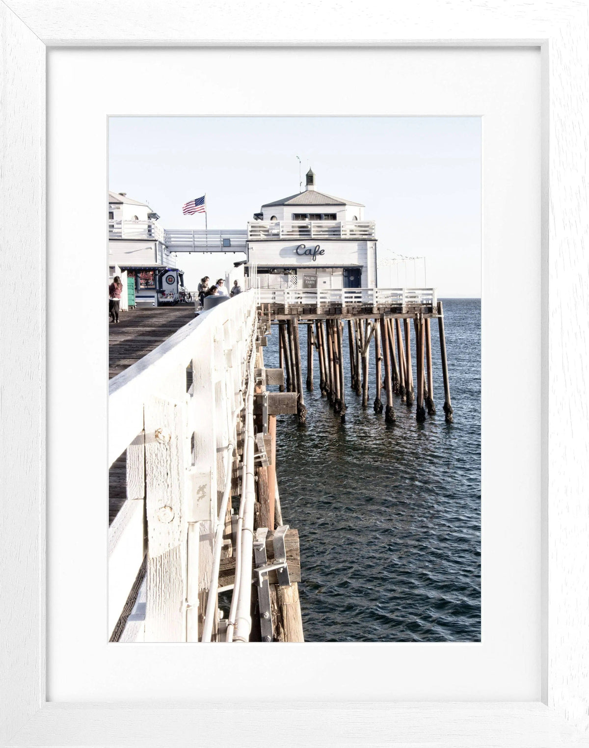 Schwarz-weiß Poster von Malibu Beach Pier in Kalifornien, mit schwarzem Rahmen, von Cosman-Photocollection, 25x31cm