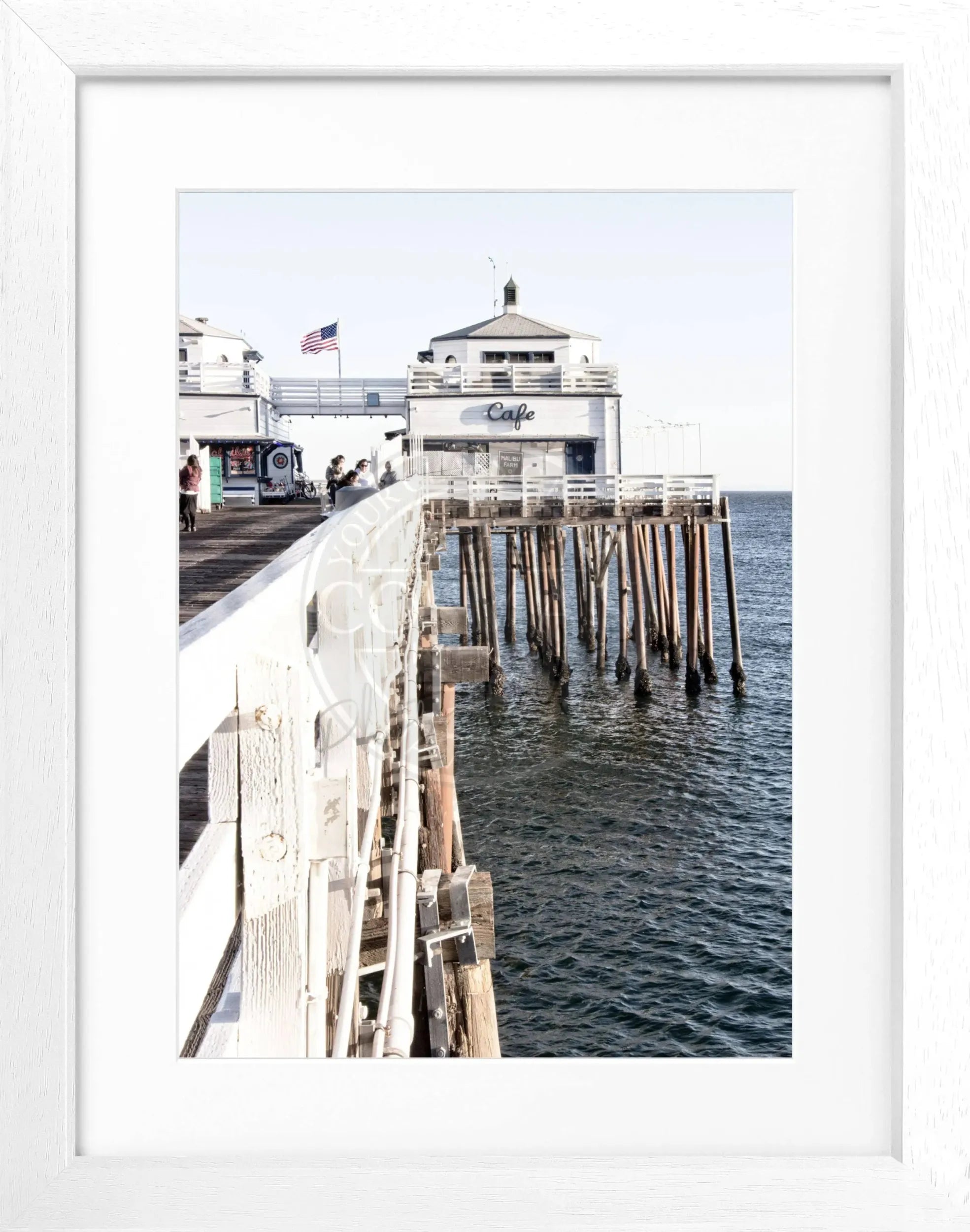 Schwarz-weiß Poster von Malibu Beach Pier in Kalifornien, mit schwarzem Rahmen, von Cosman-Photocollection, 25x31cm