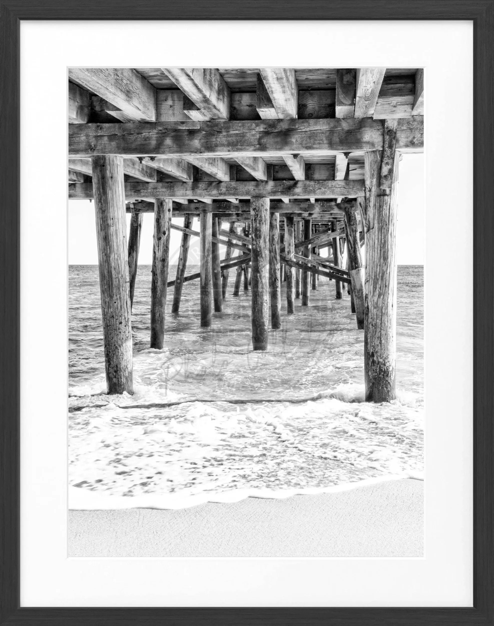 Schwarz-weiß Poster mit Rahmen von Cosman-Photocollection, Kalifornien Malibu Pier, Motiv im Format 25x31cm.
