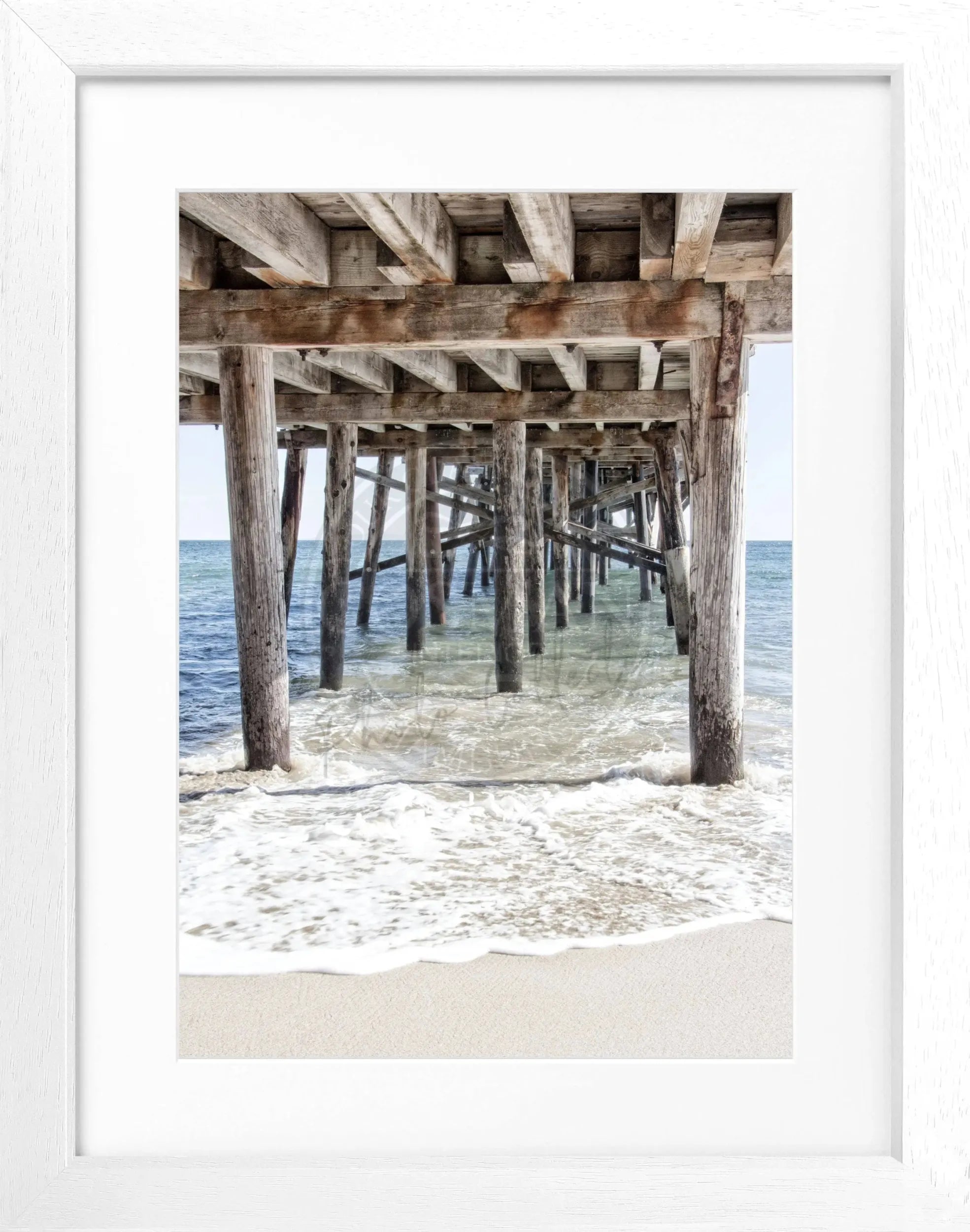Schwarz-weiß Poster mit Rahmen, Kalifornien Malibu Pier Motiv, 25x31cm, von Cosman-Photocollection.