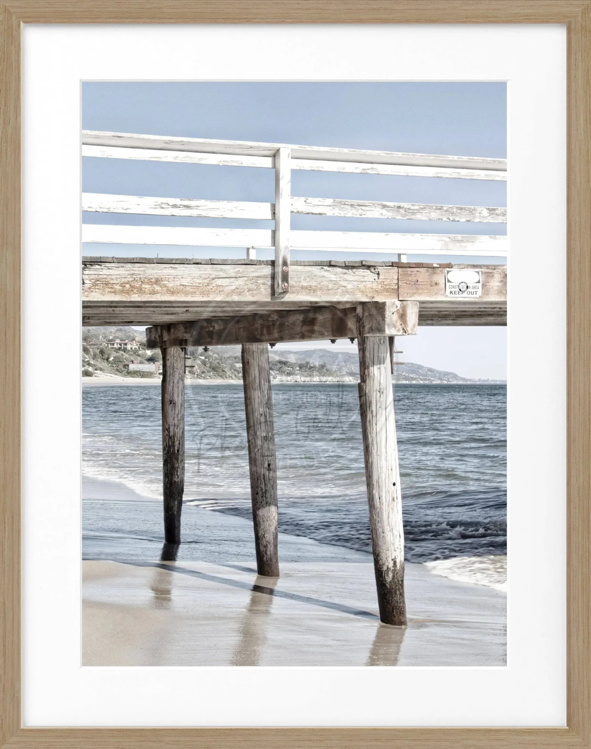 Schwarz-weiß Poster mit Rahmen von Malibu Pier in Kalifornien, 25x31cm, von Cosman-Photocollection, Meeresblick am Pier