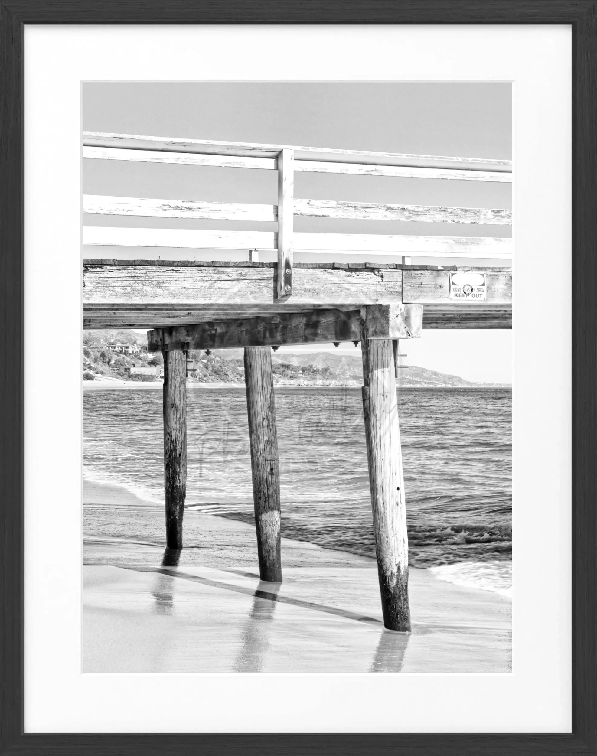 Schwarzer Rahmen-Poster von Cosman-Photocollection mit Schwarz-Weiß-Motiv des Malibu Pier in Kalifornien, 25x31 cm
