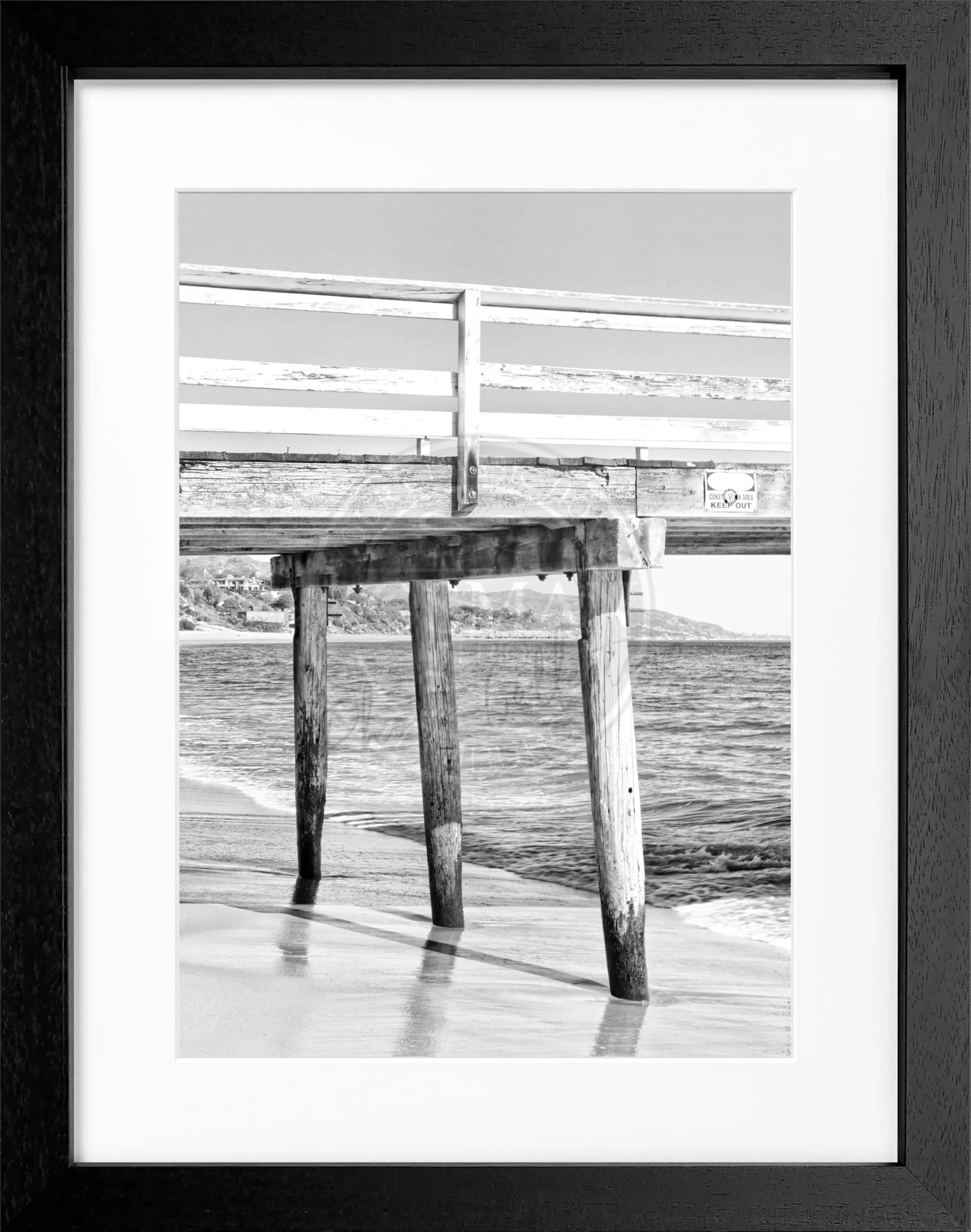 Schwarz-Weiß-Poster mit Rahmen, Kalifornien Malibu Pier Motiv, 25x31 cm, von Cosman-Photocollection