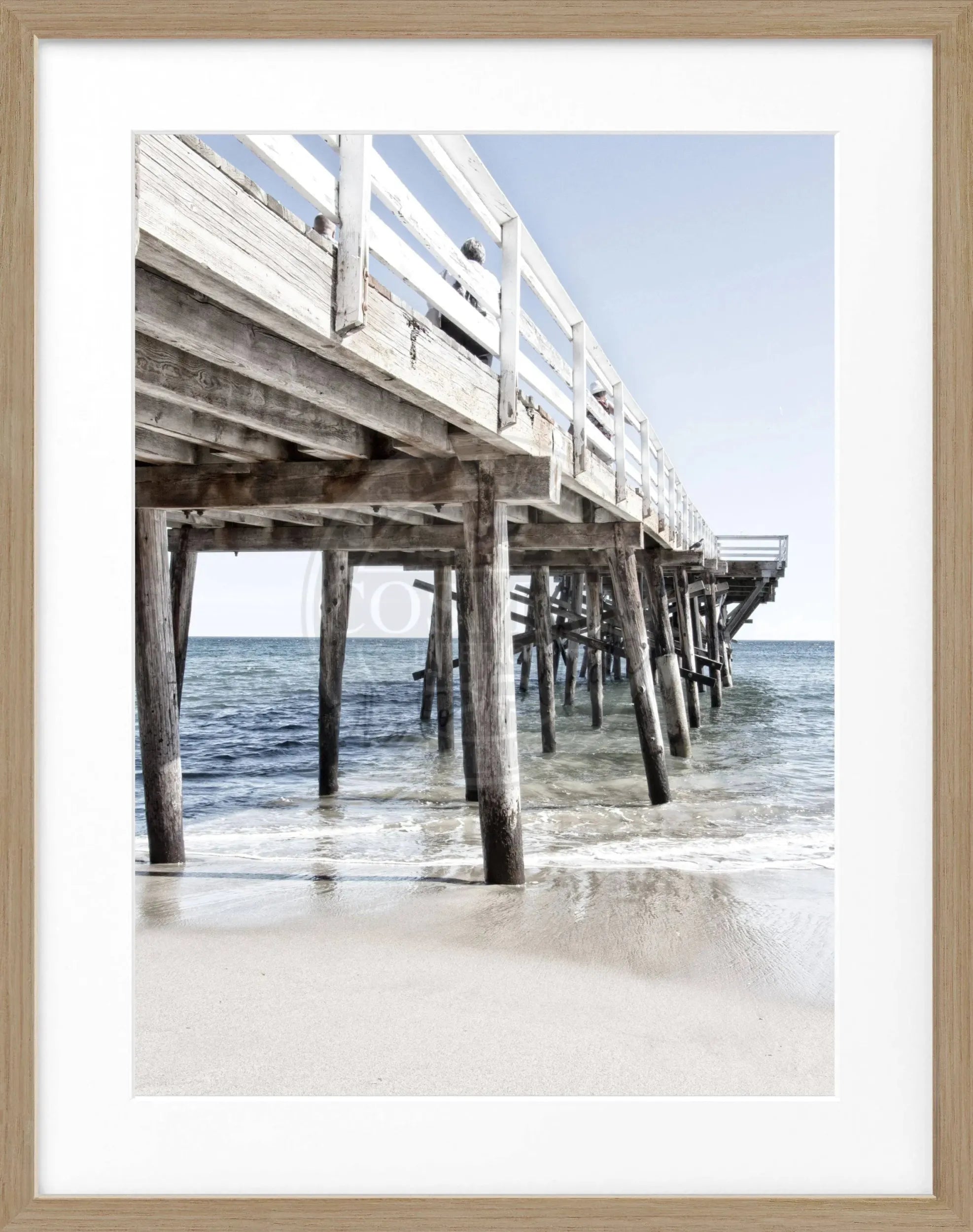 Schwarz-weiß Poster mit Rahmen von Malibu Pier in Kalifornien, von Cosman-Photocollection, 25x31 cm, Strandmotiv