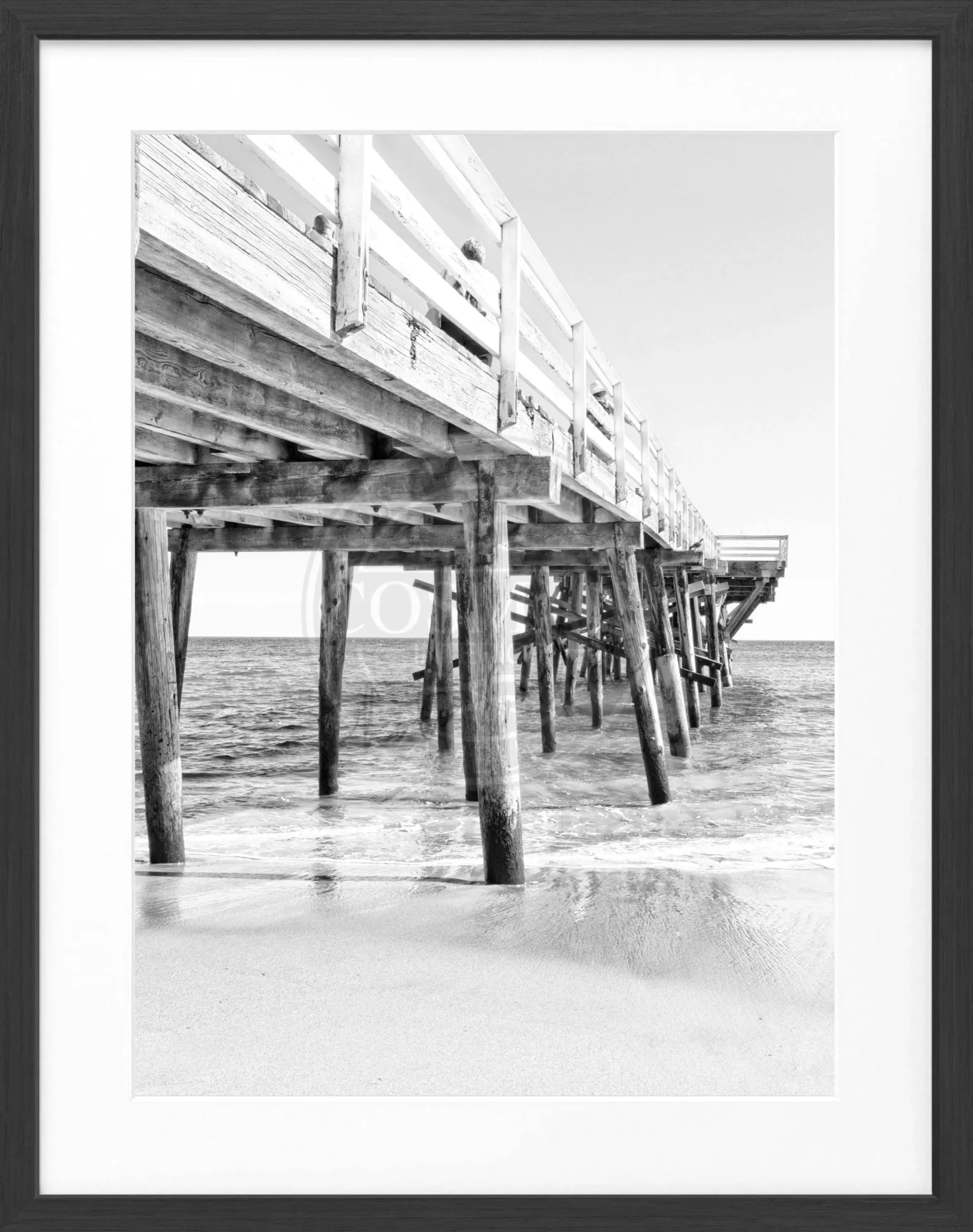 Schwarz-weißes Poster mit Rahmen von Cosman-Photocollection, Malibu Pier in Kalifornien, 25x31cm, kunstvolles Meeresmotiv