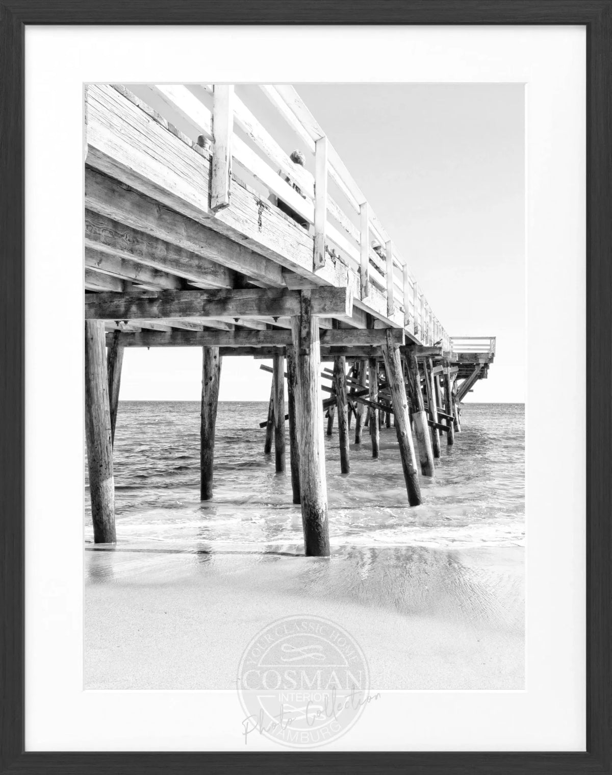 Schwarz-weißes Poster mit Rahmen von Cosman-Photocollection, Malibu Pier in Kalifornien, 25x31cm, kunstvolles Meeresmotiv
