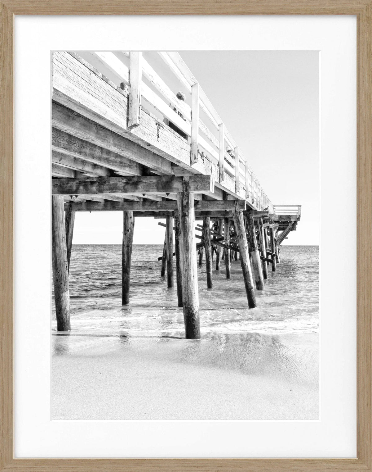 Schwarz-weißes Poster von Malibu Pier in Kalifornien mit schwarzem Rahmen, 25x31cm, von Cosman-Photocollection