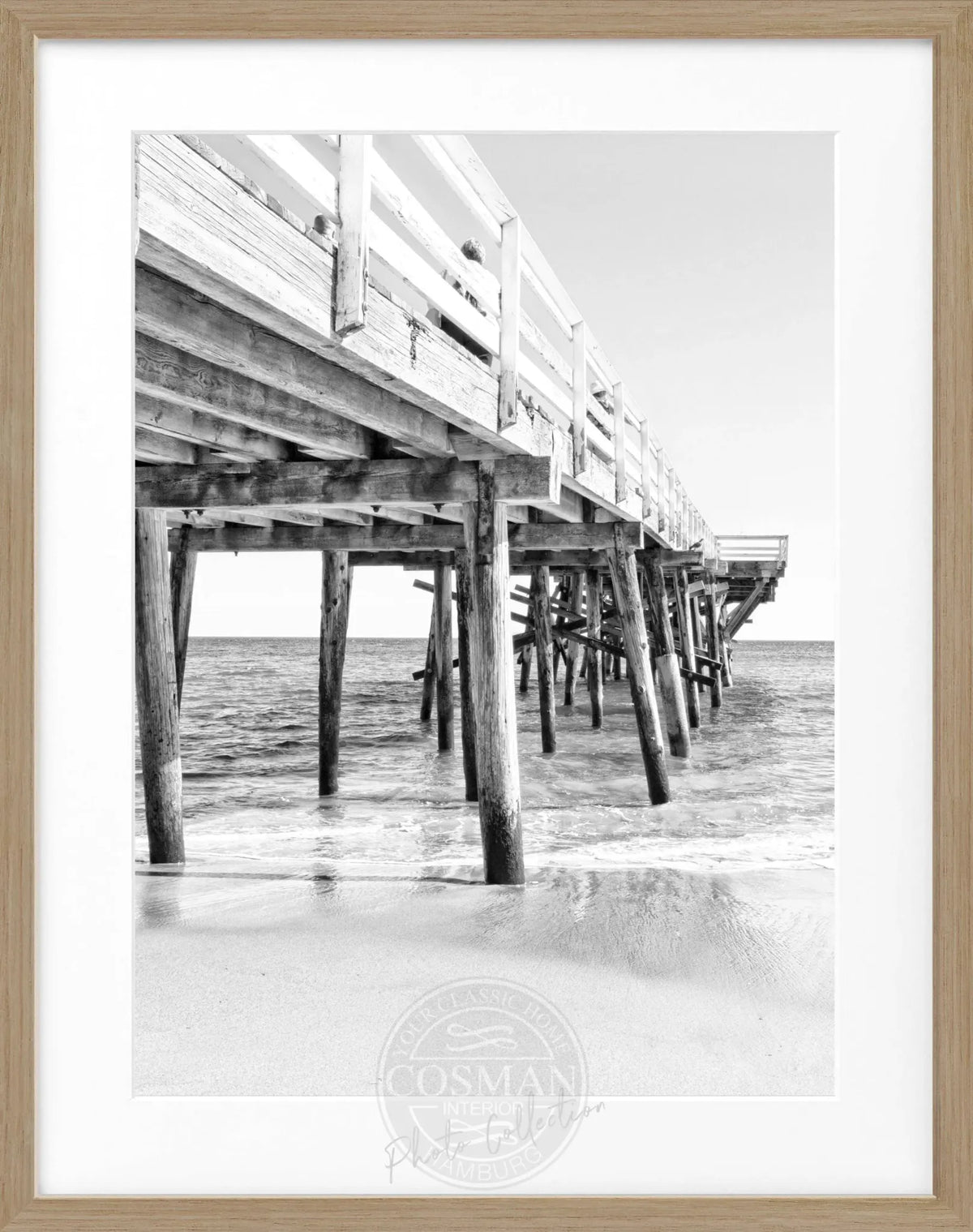 Schwarz-weißes Poster von Malibu Pier in Kalifornien mit schwarzem Rahmen, 25x31cm, von Cosman-Photocollection