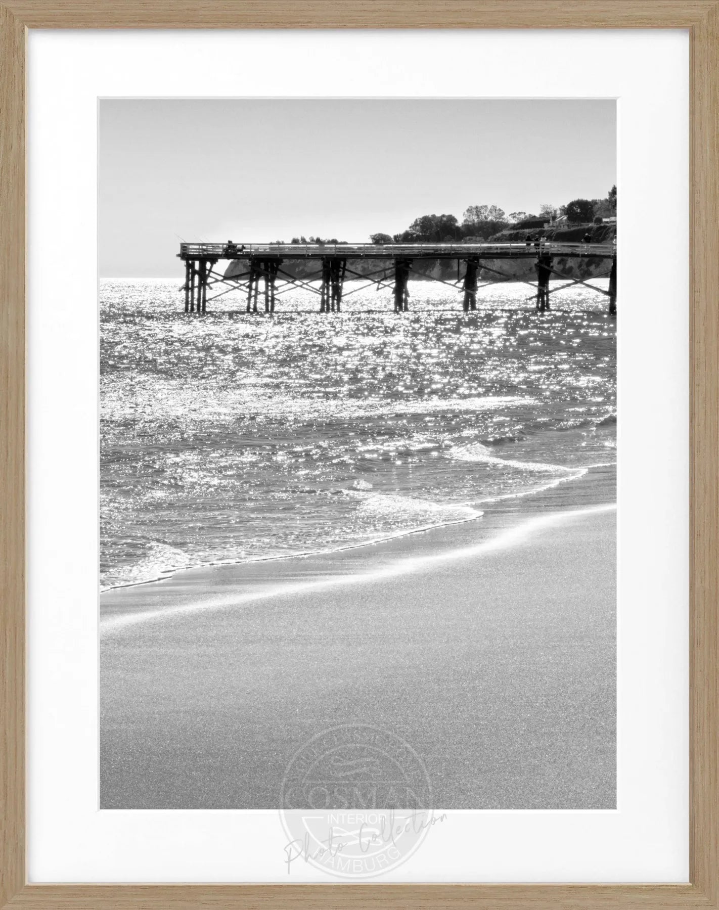 Schwarz-weiß Poster mit Rahmen von Malibu Pier in Kalifornien, 25x31cm, von Cosman-Photocollection, Meeresblick und Strand.